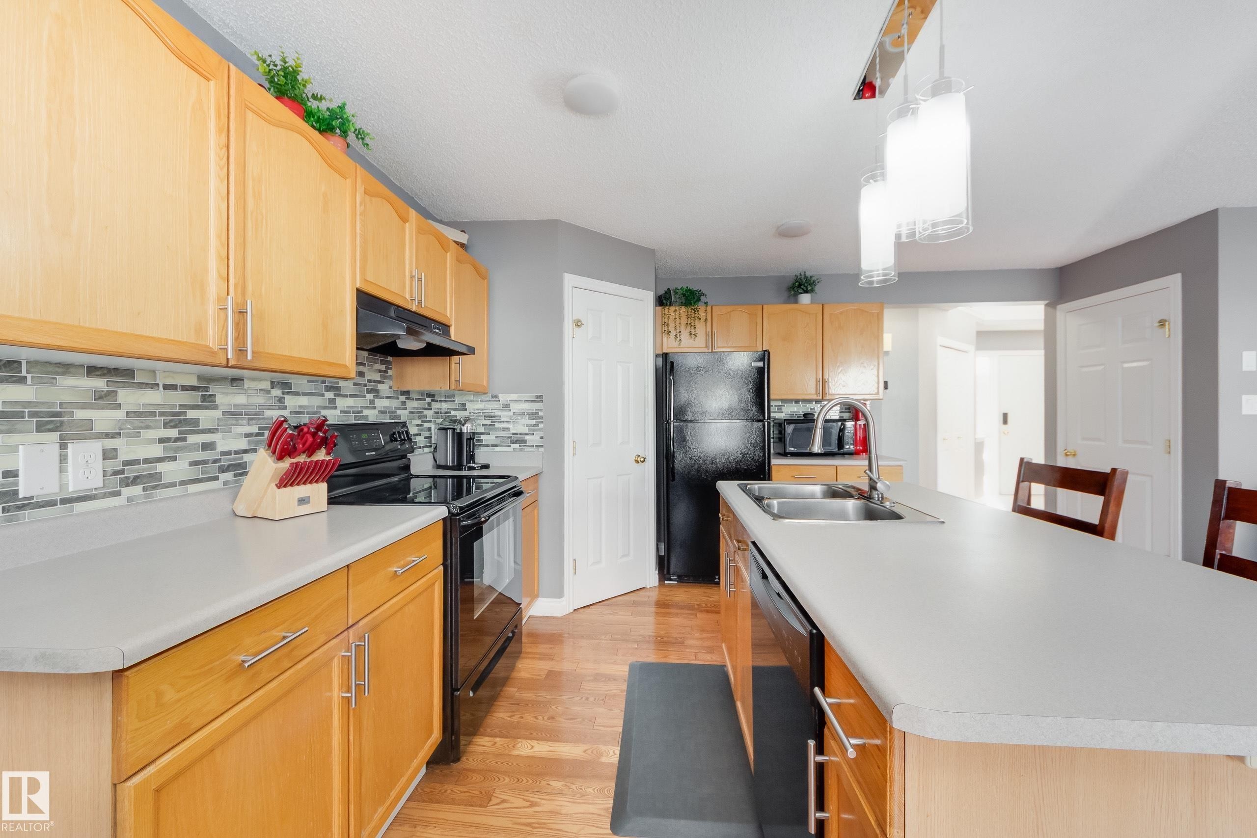 2844 40B Avenue, Edmonton, AB - Indoor Photo Showing Kitchen With Double Sink