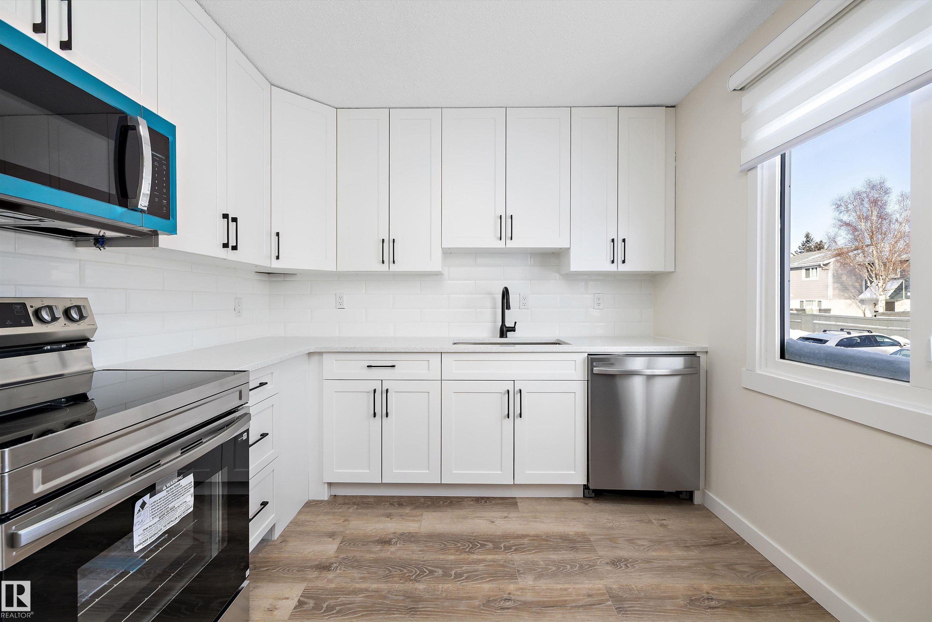 130 Callingwood Two, Edmonton, AB - Indoor Photo Showing Kitchen