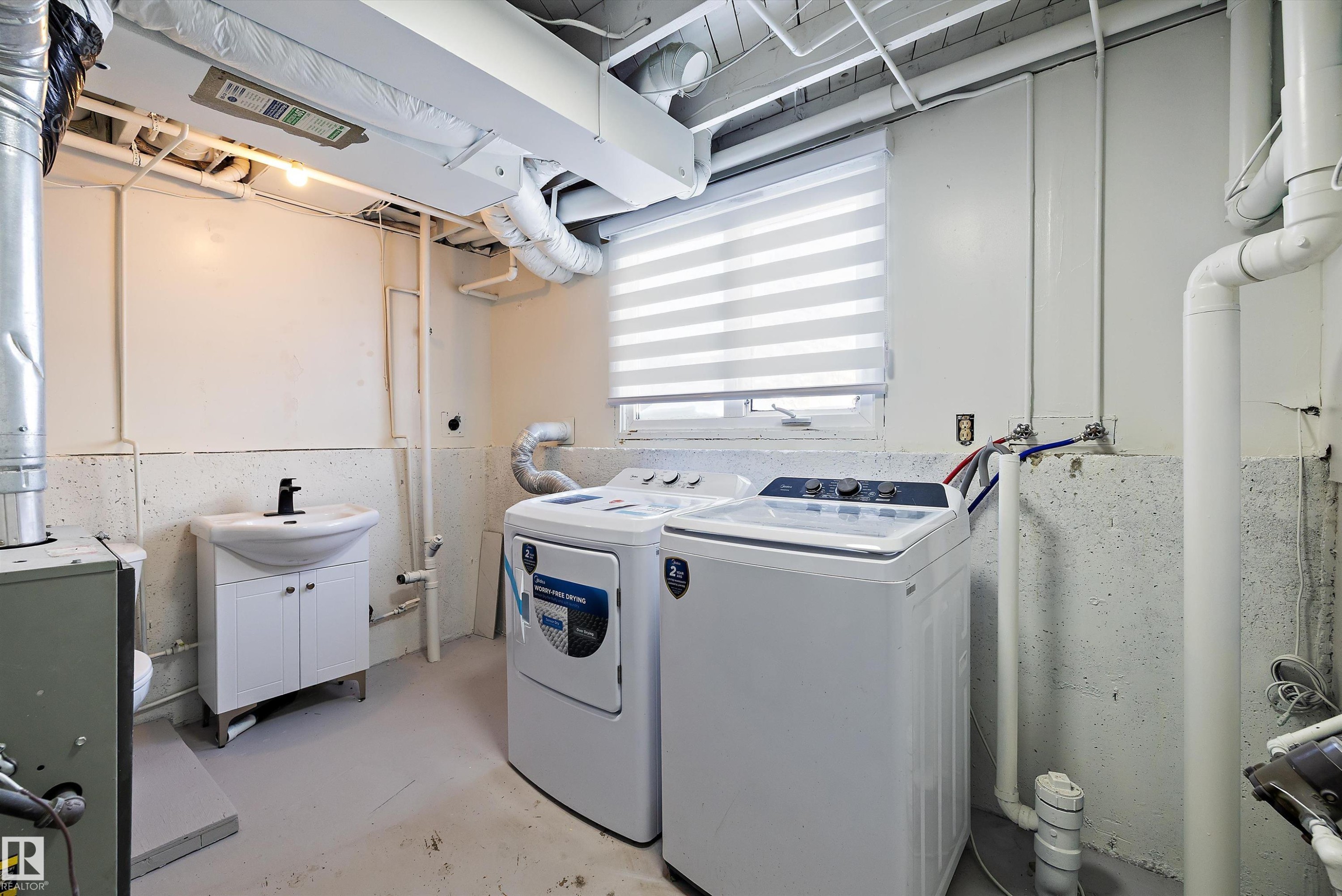 130 Callingwood Two, Edmonton, AB - Indoor Photo Showing Laundry Room