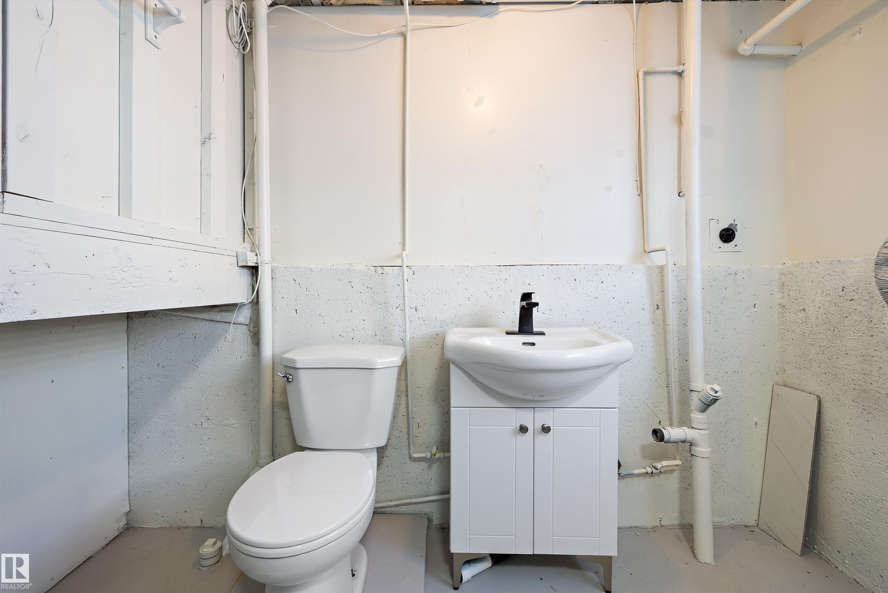 130 Callingwood Two, Edmonton, AB - Indoor Photo Showing Bathroom