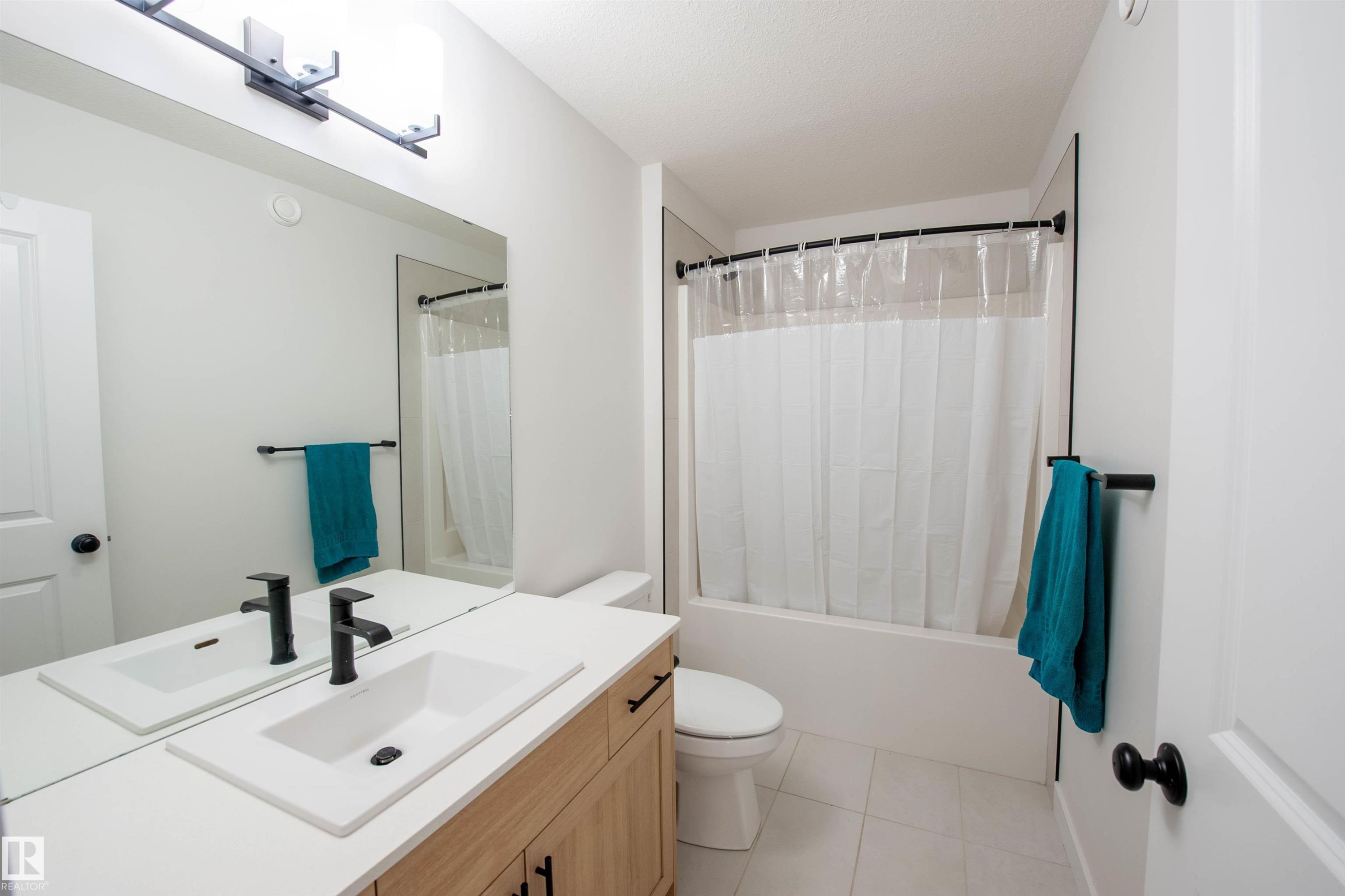3453 Craig Landing, Edmonton, AB - Indoor Photo Showing Bathroom