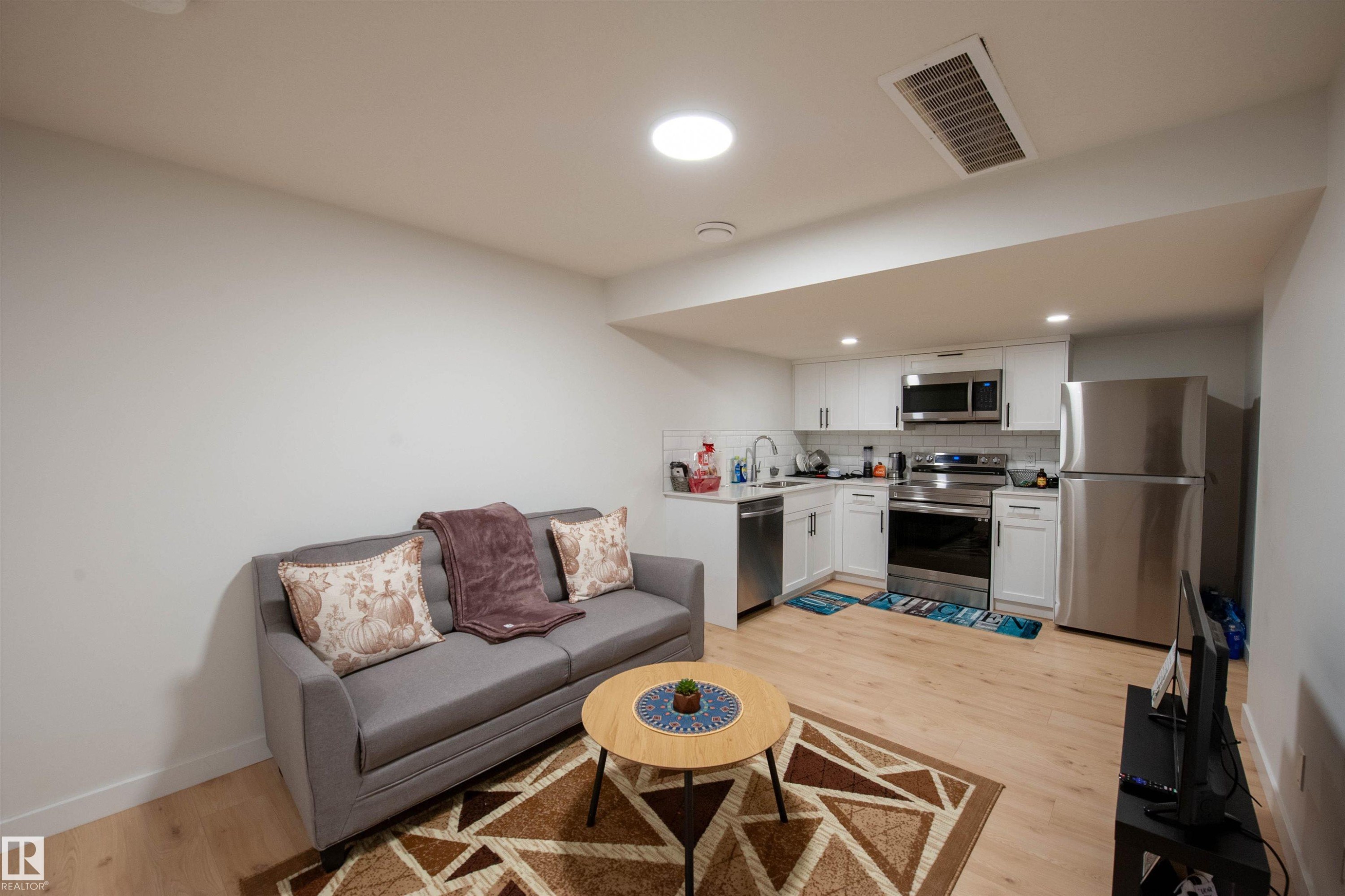 3453 Craig Landing, Edmonton, AB - Indoor Photo Showing Living Room