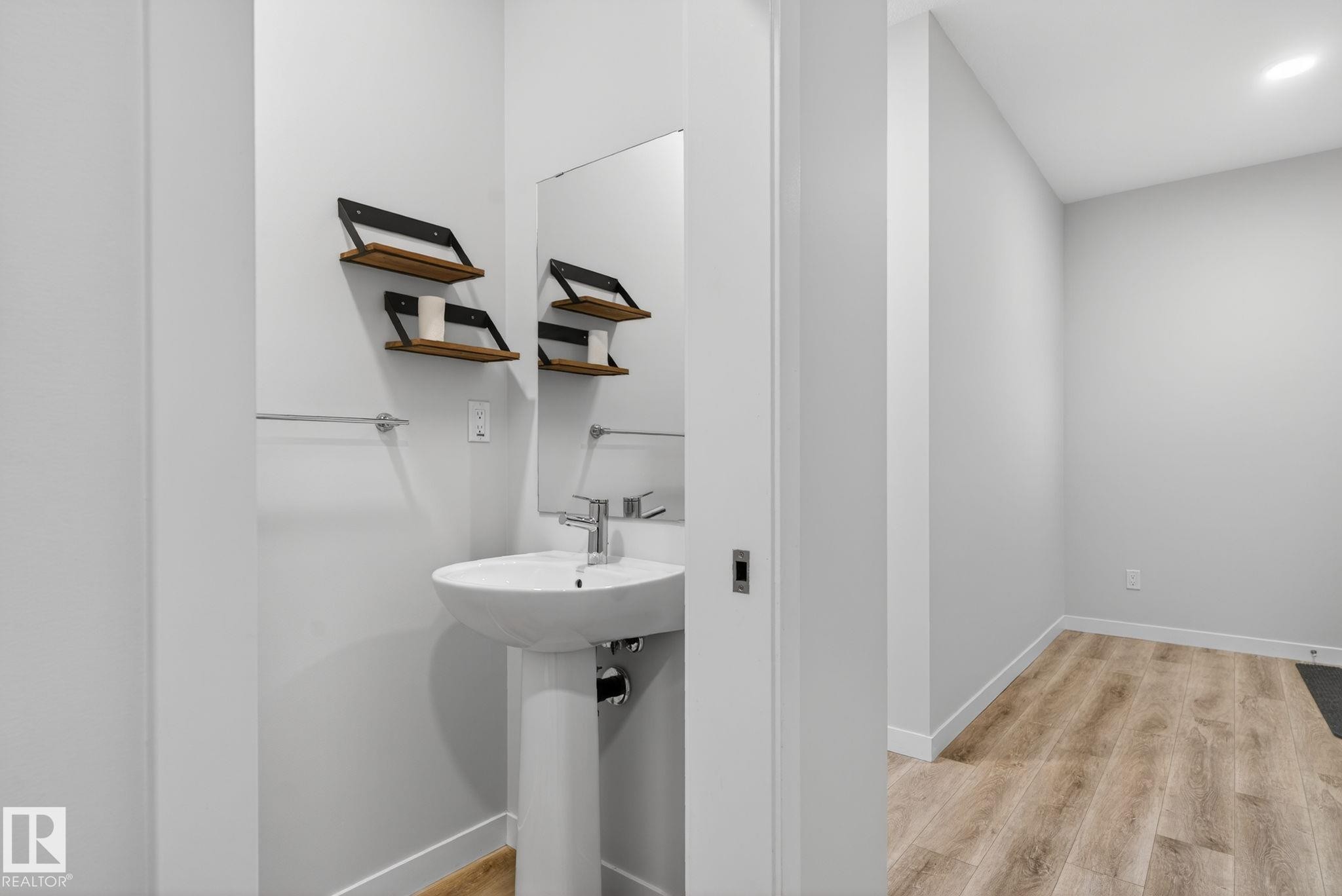 9125 Pear Drive, Edmonton, AB - Indoor