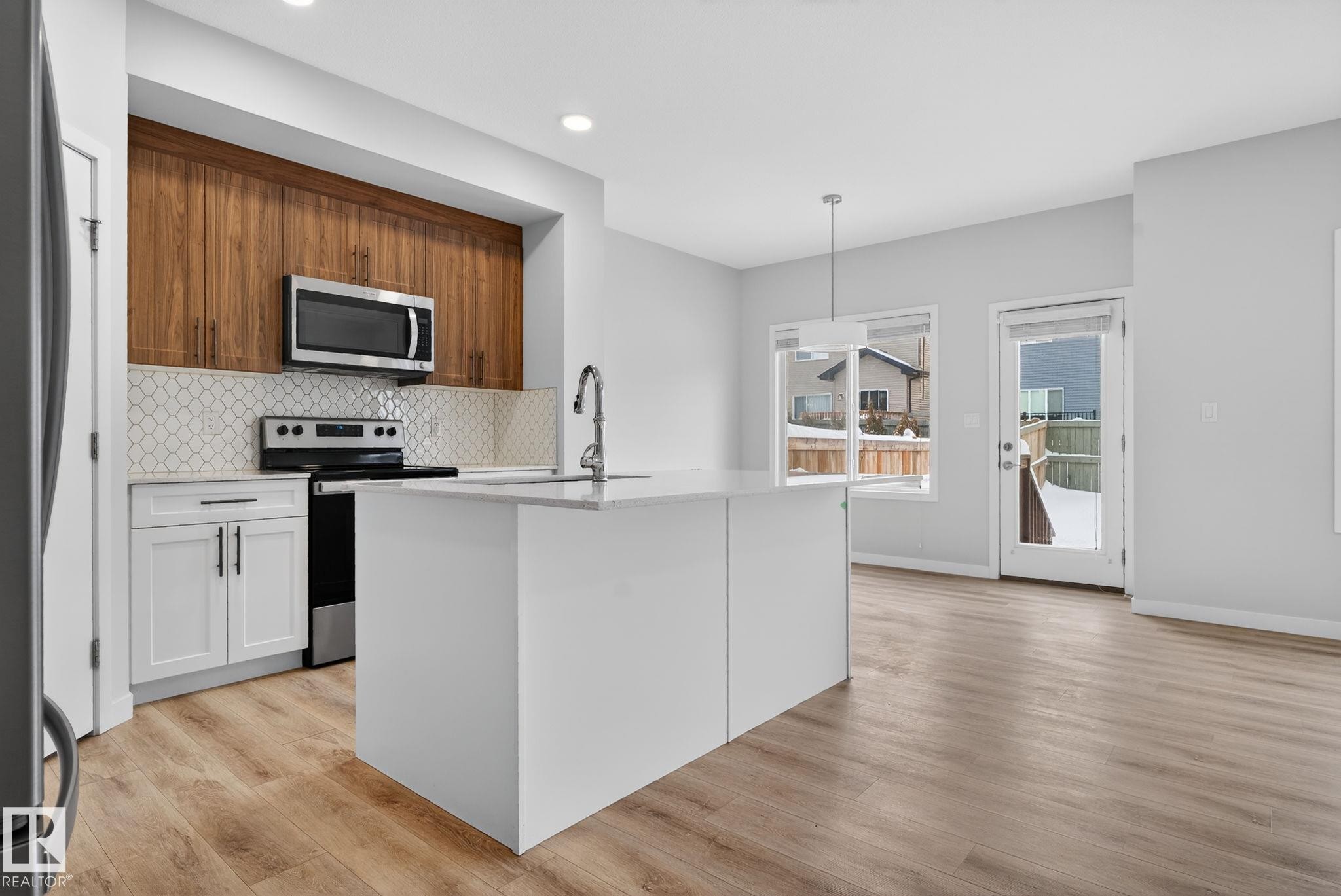 9125 Pear Drive, Edmonton, AB - Indoor Photo Showing Kitchen