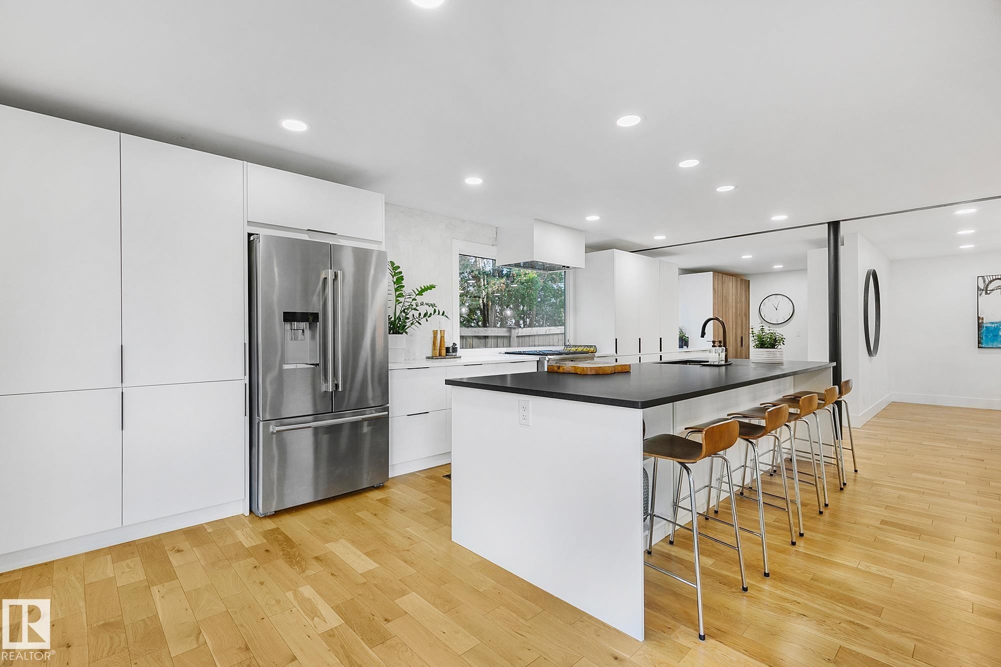 100 Wolf Willow Crescent, Edmonton, AB - Indoor Photo Showing Kitchen With Upgraded Kitchen