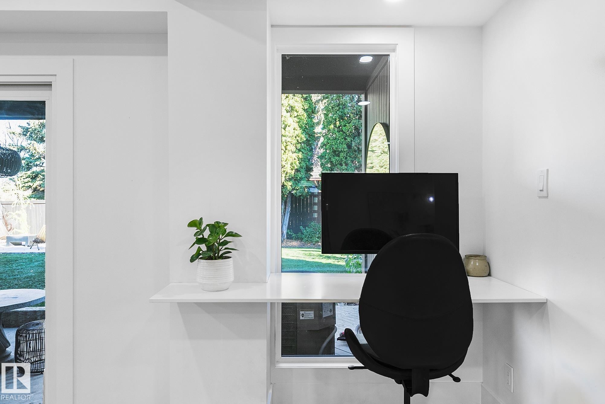 100 Wolf Willow Crescent, Edmonton, AB - Indoor Photo Showing Office