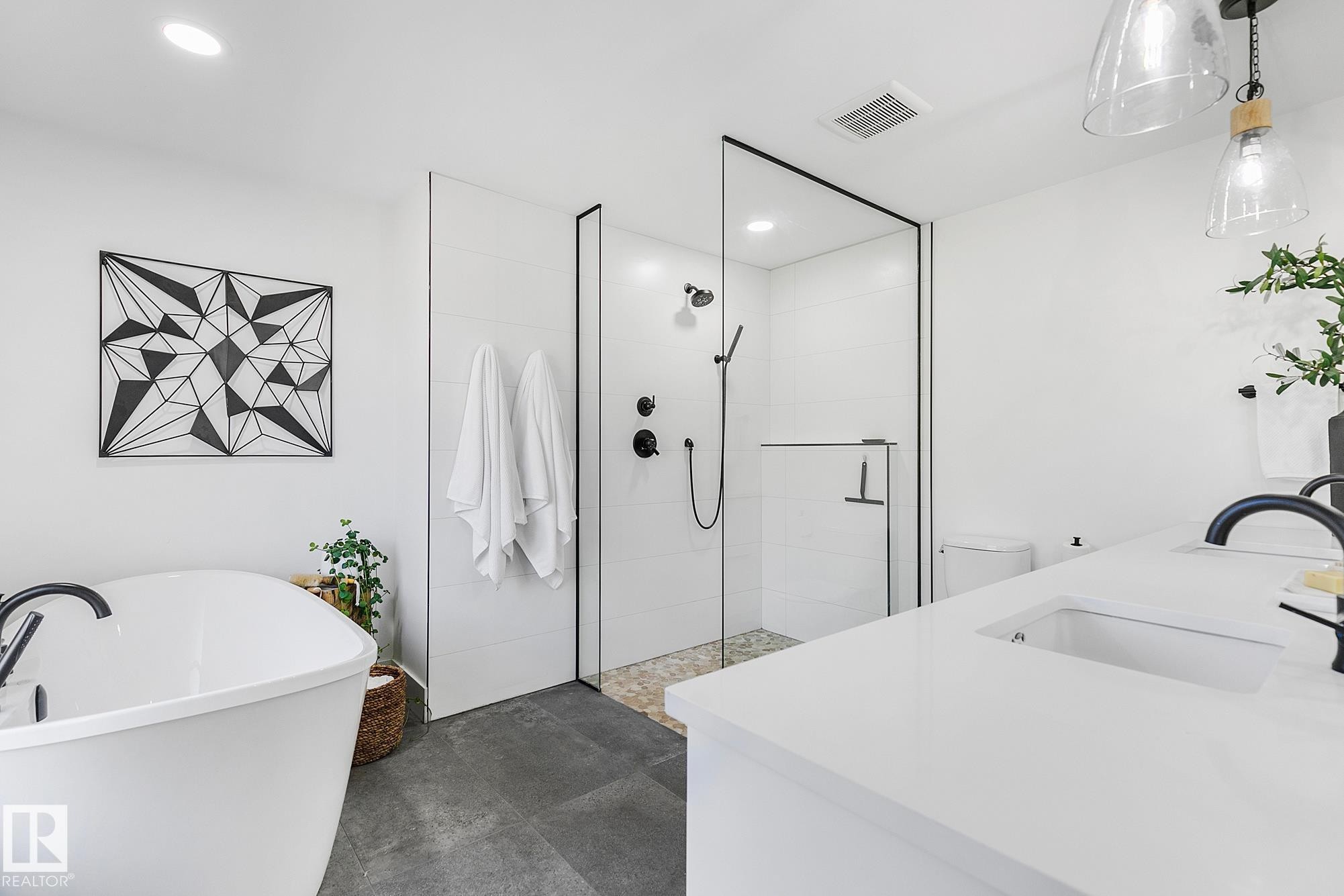 100 Wolf Willow Crescent, Edmonton, AB - Indoor Photo Showing Bathroom