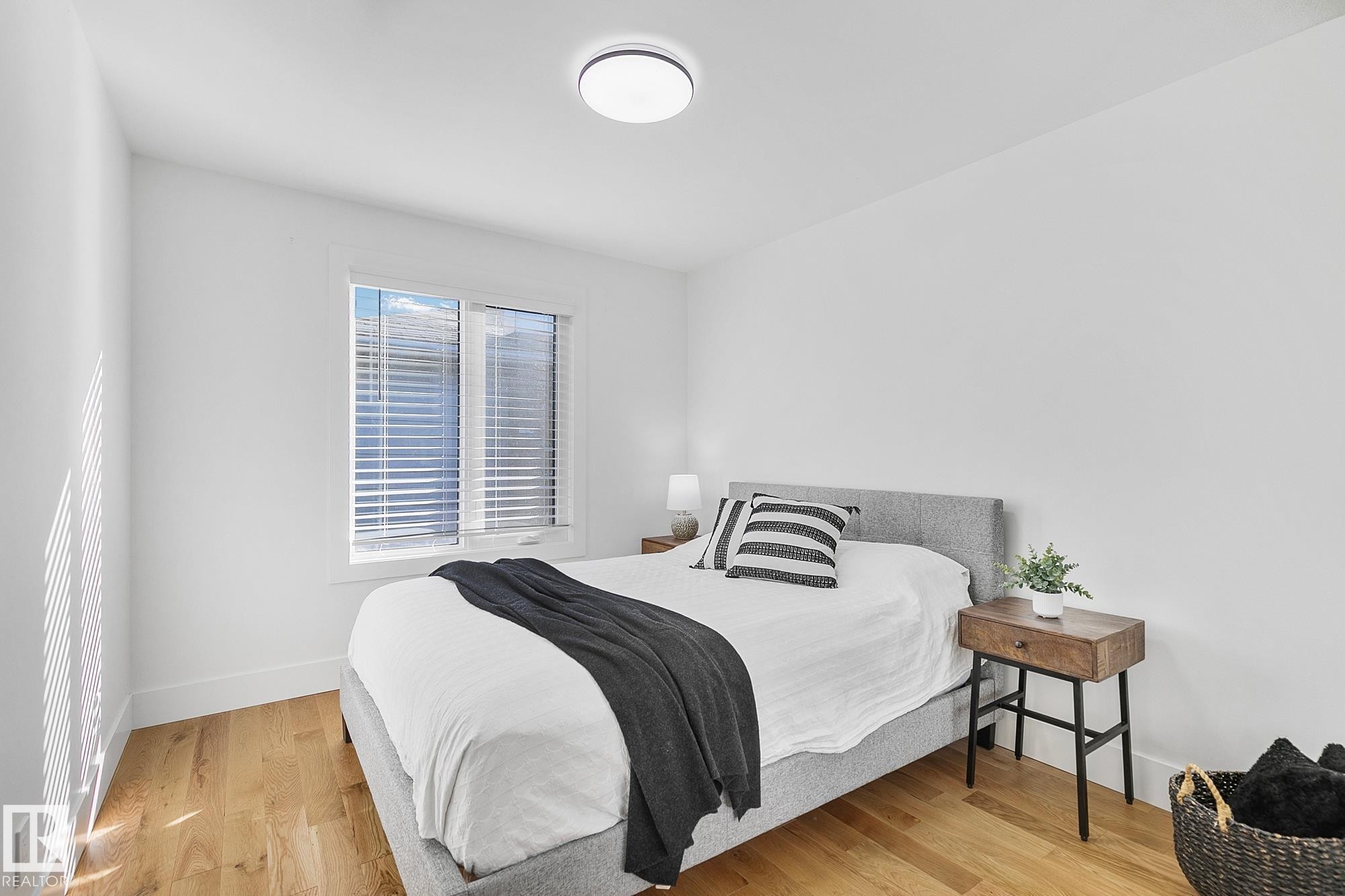 100 Wolf Willow Crescent, Edmonton, AB - Indoor Photo Showing Bedroom