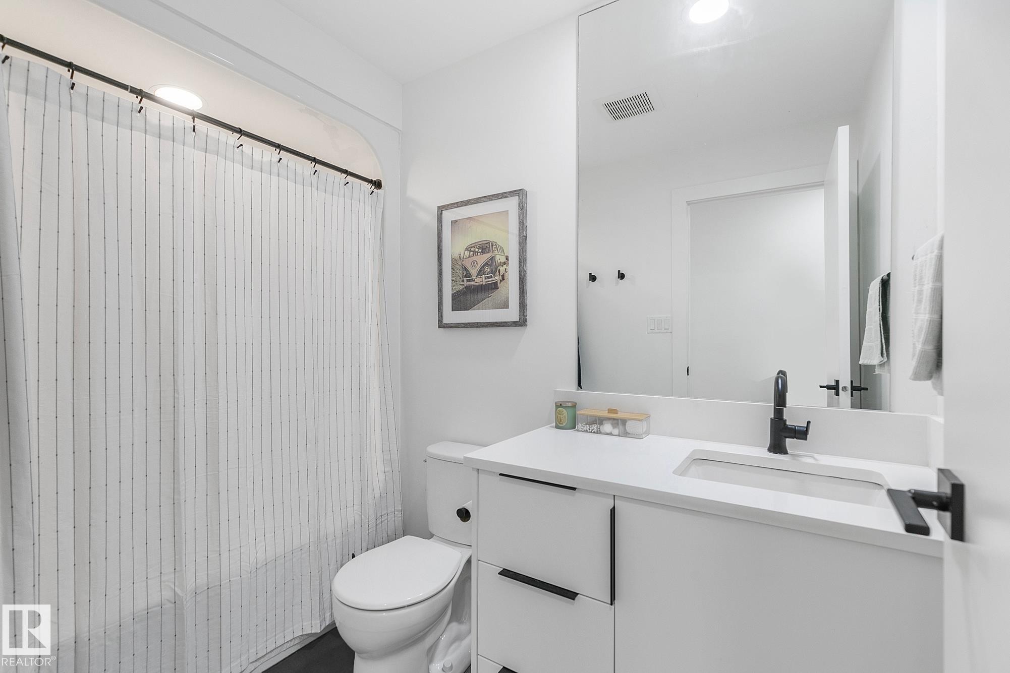 100 Wolf Willow Crescent, Edmonton, AB - Indoor Photo Showing Bathroom