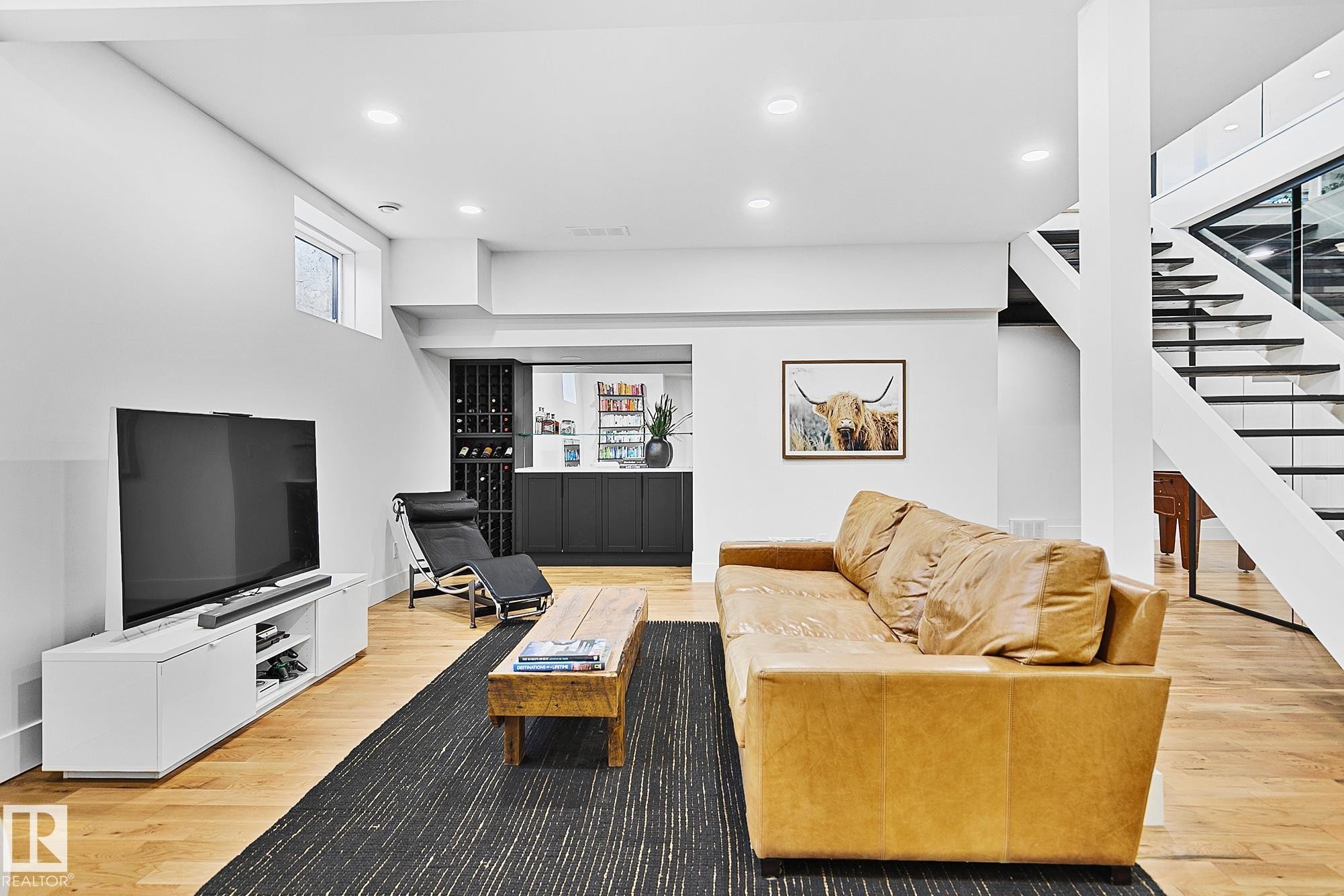 100 Wolf Willow Crescent, Edmonton, AB - Indoor Photo Showing Living Room