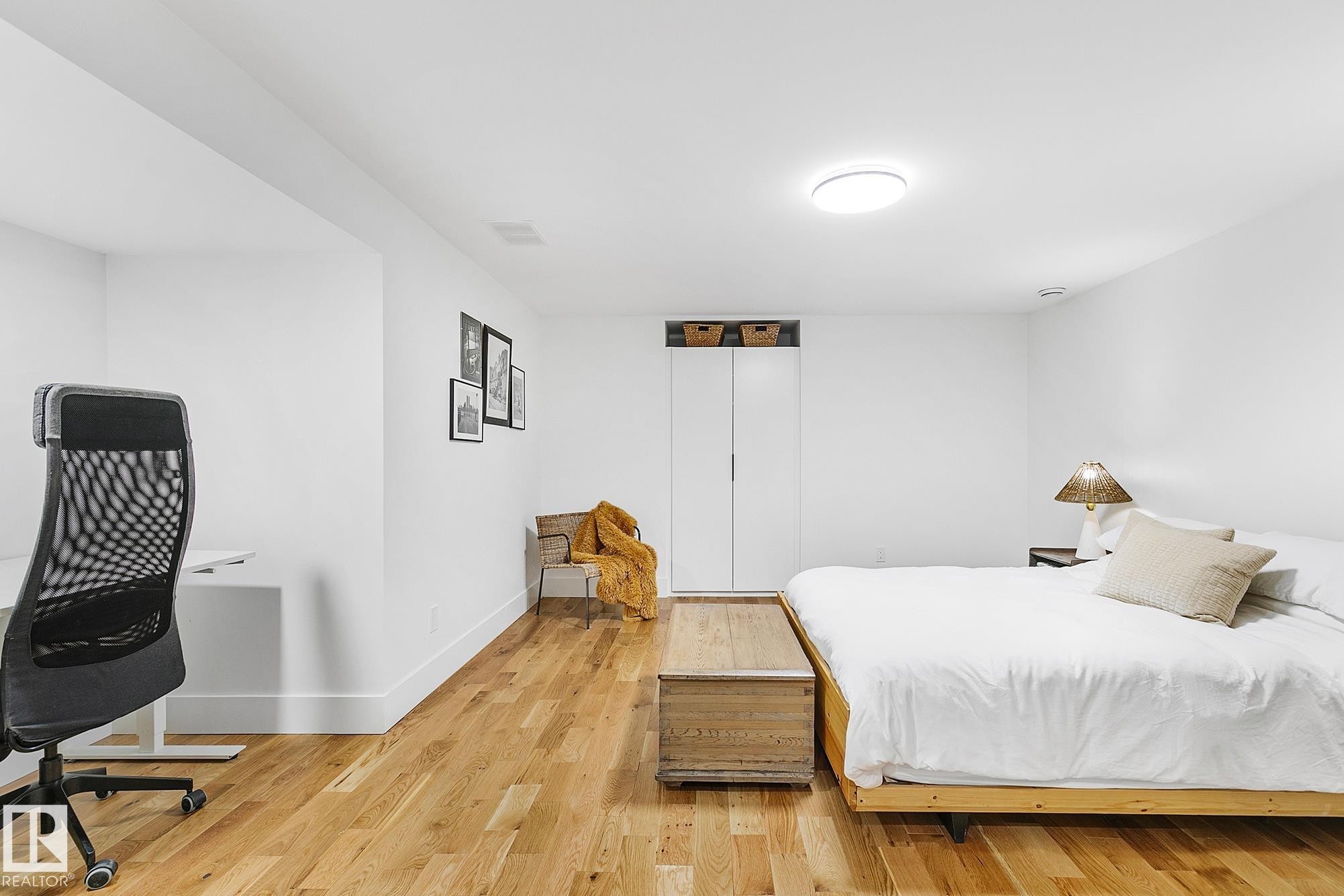 100 Wolf Willow Crescent, Edmonton, AB - Indoor Photo Showing Bedroom