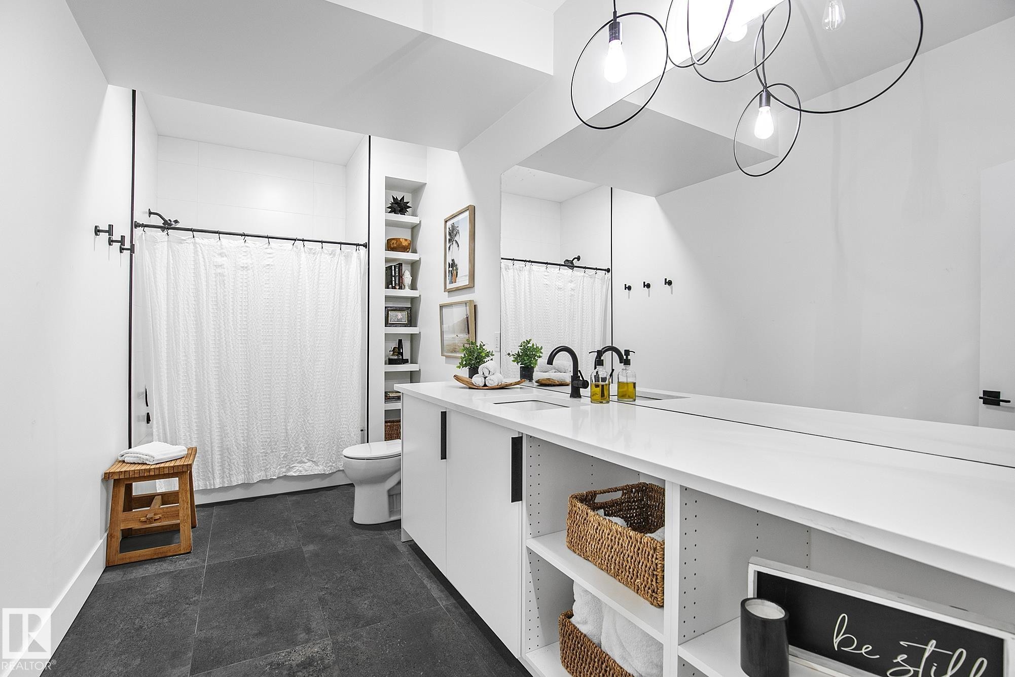 100 Wolf Willow Crescent, Edmonton, AB - Indoor Photo Showing Bathroom