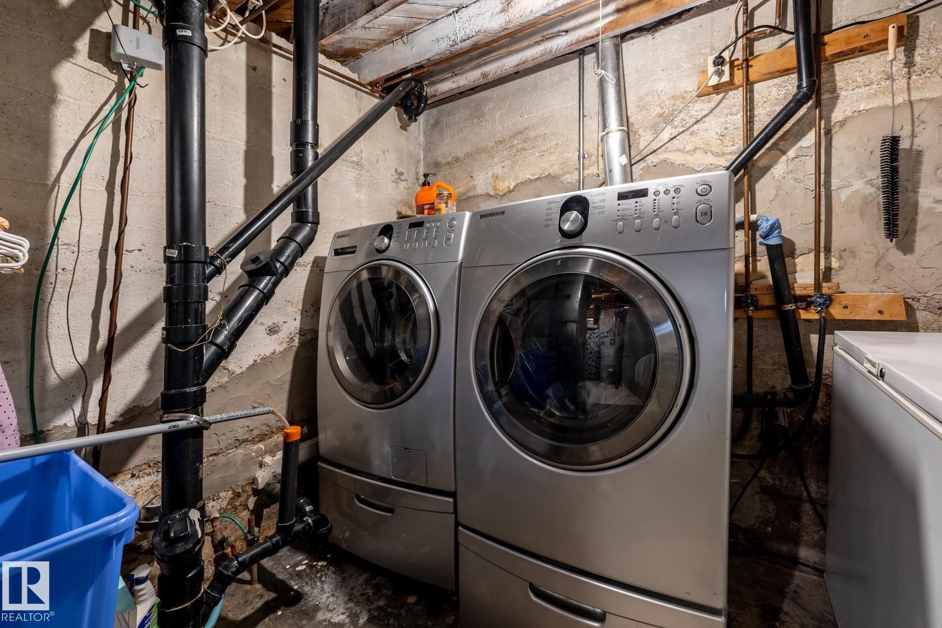 Laundry area with washing machine and dryer - 11240 84 Street, Edmonton, AB - Indoor Photo Showing Laundry Room