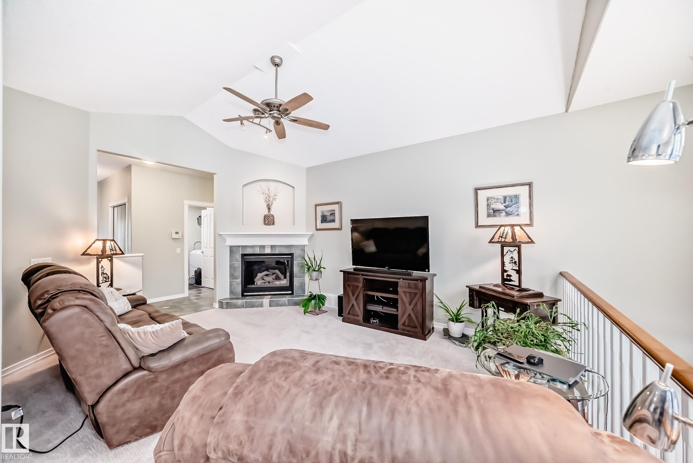 576 Glenwright Crescent, Edmonton, AB - Indoor Photo Showing Living Room With Fireplace