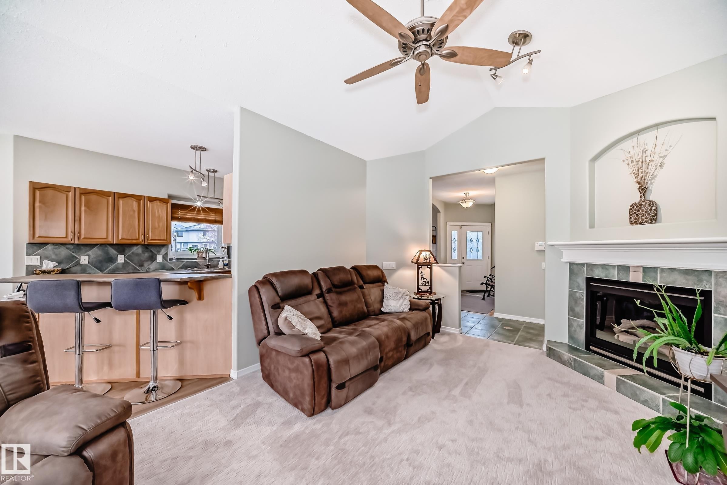 576 Glenwright Crescent, Edmonton, AB - Indoor Photo Showing Living Room With Fireplace