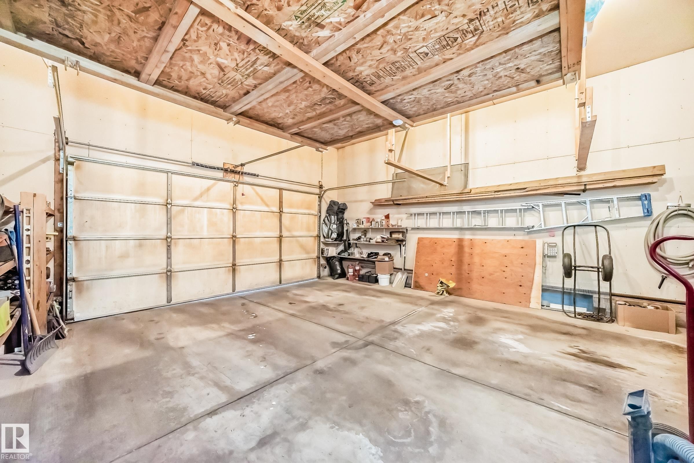 576 Glenwright Crescent, Edmonton, AB - Indoor Photo Showing Garage