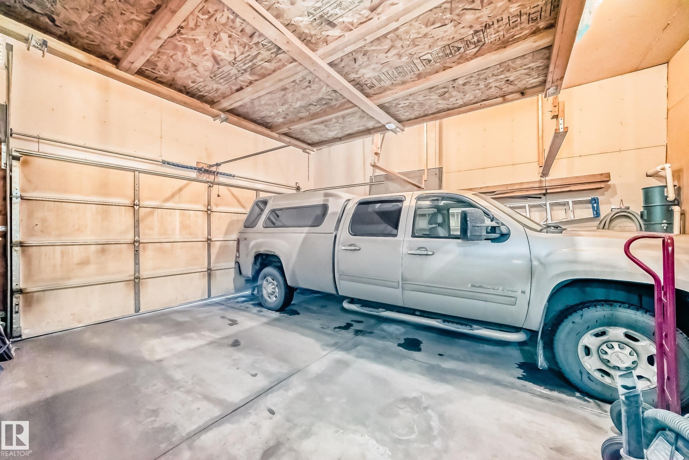 576 Glenwright Crescent, Edmonton, AB - Indoor Photo Showing Garage