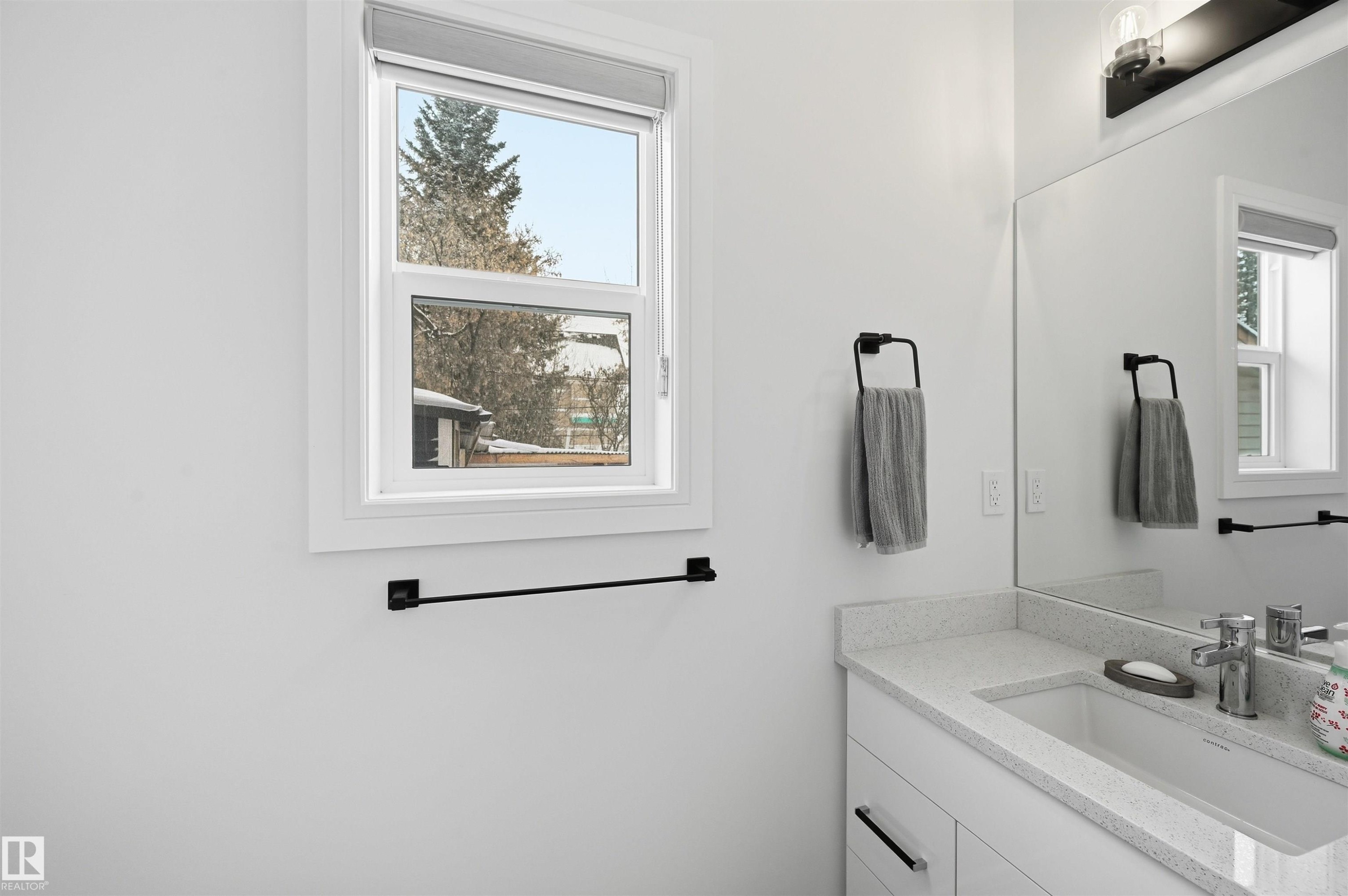 10909 151 Street, Edmonton, AB - Indoor Photo Showing Bathroom