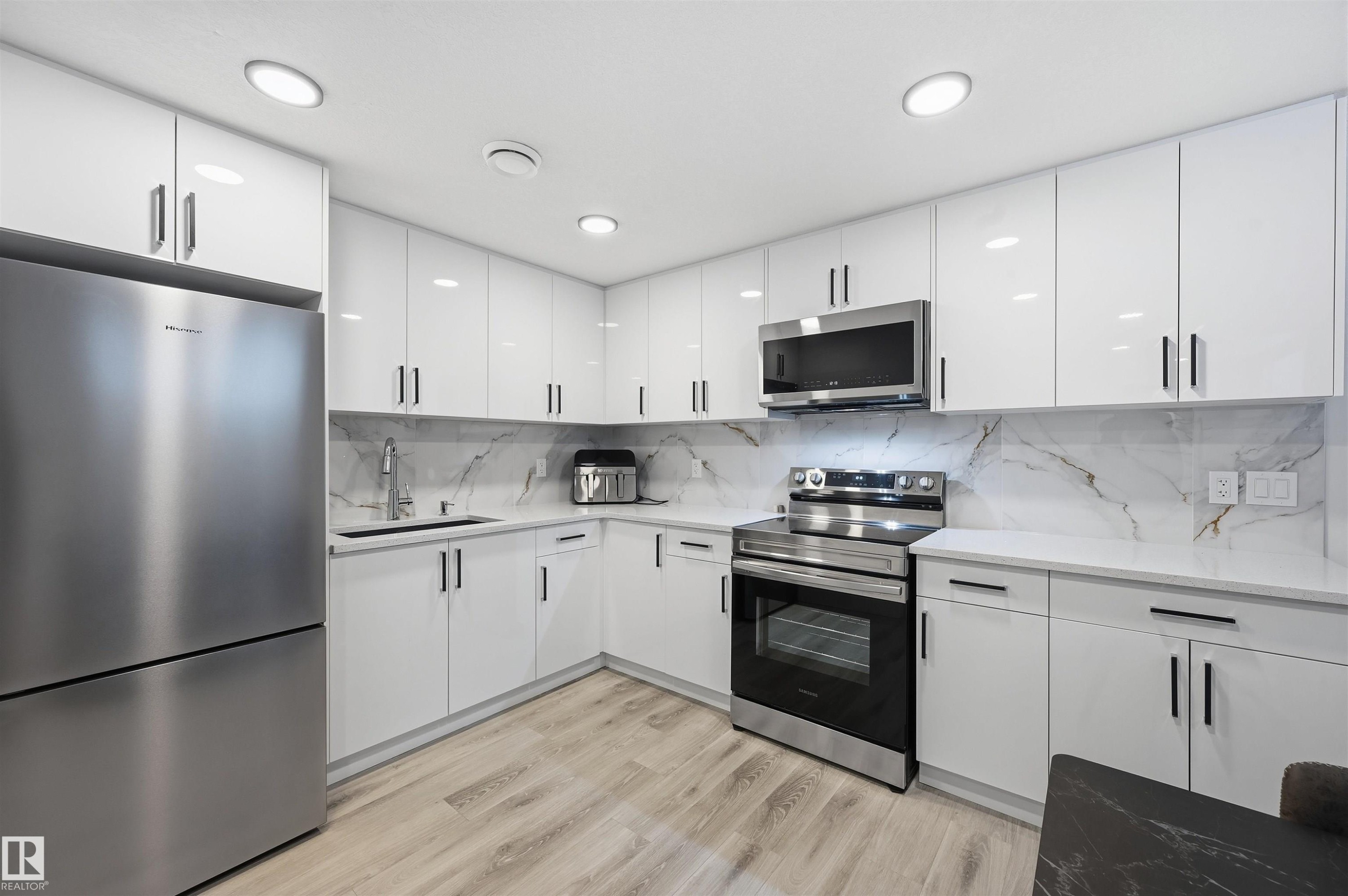 10909 151 Street, Edmonton, AB - Indoor Photo Showing Kitchen