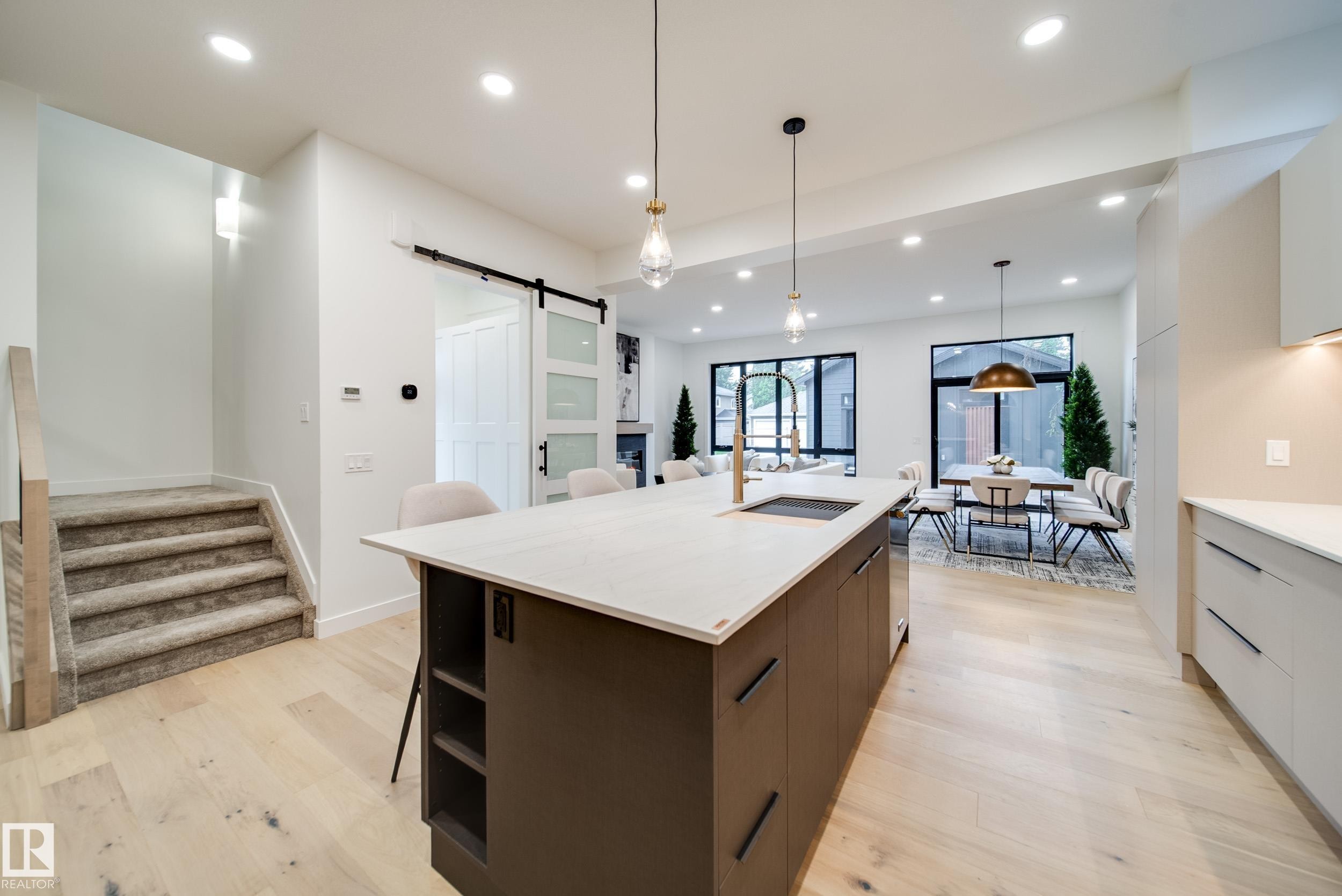 40A Valleyview Crescent, Edmonton, AB - Indoor Photo Showing Kitchen With Upgraded Kitchen
