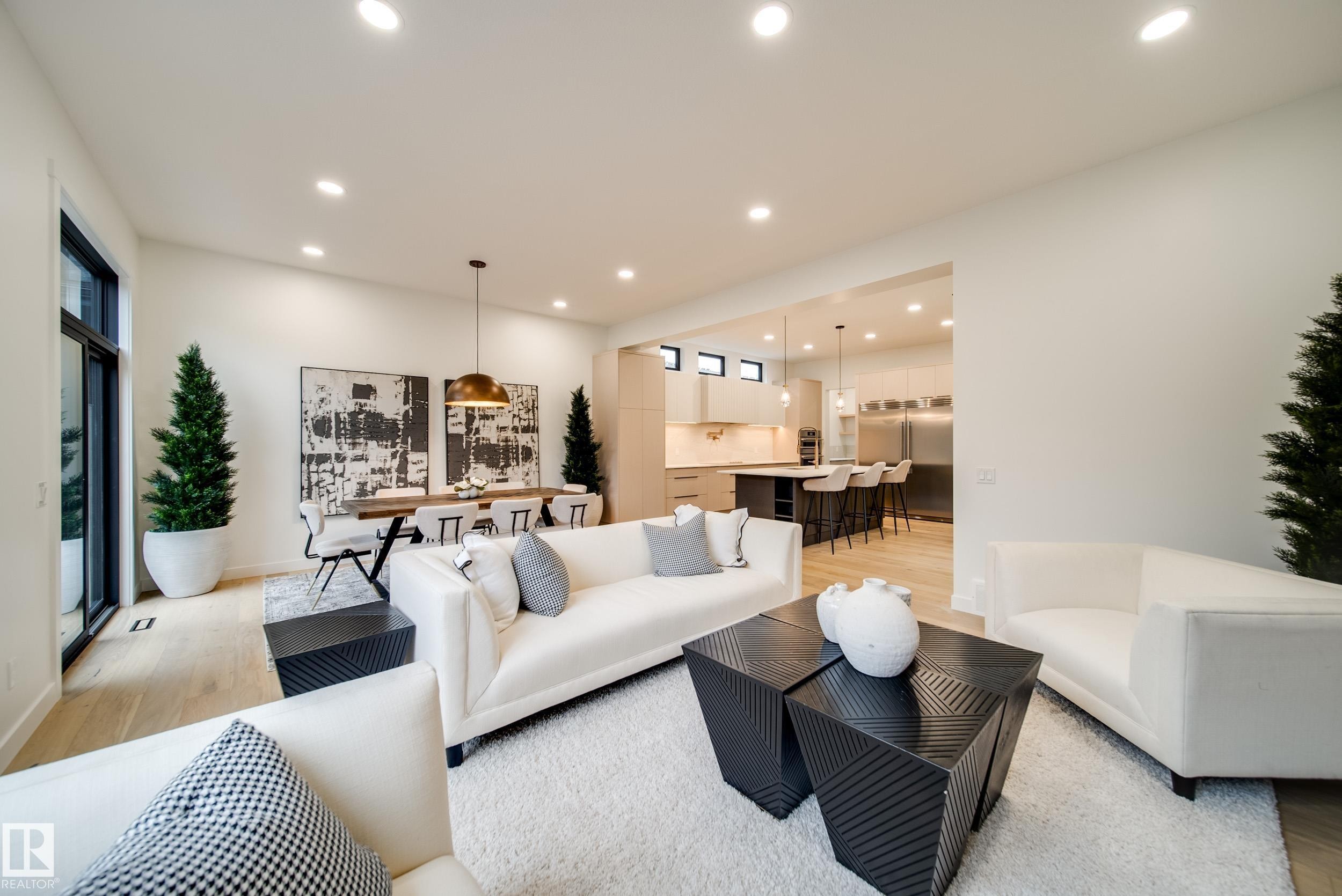 40A Valleyview Crescent, Edmonton, AB - Indoor Photo Showing Living Room