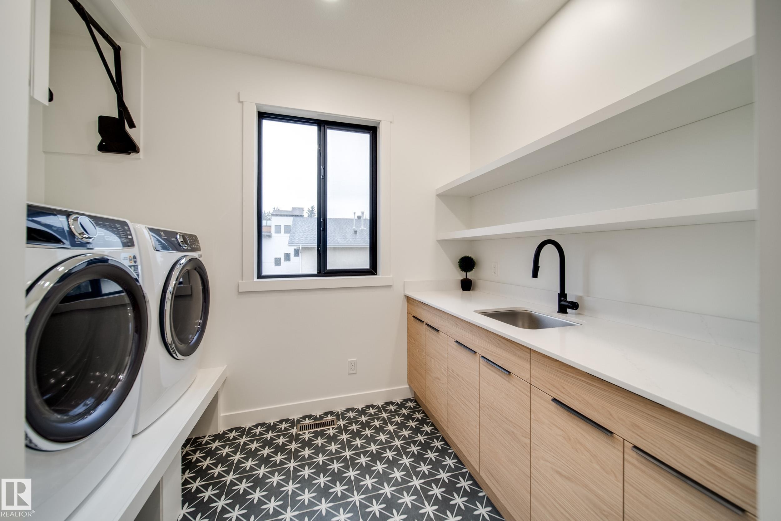 40A Valleyview Crescent, Edmonton, AB - Indoor Photo Showing Laundry Room