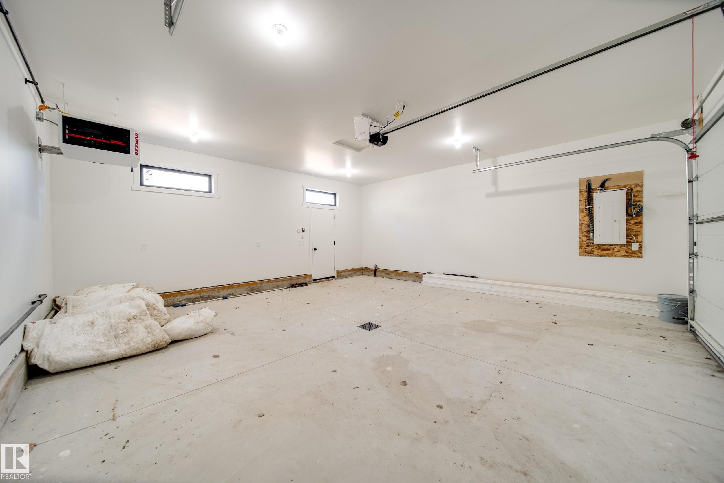 40A Valleyview Crescent, Edmonton, AB - Indoor Photo Showing Garage