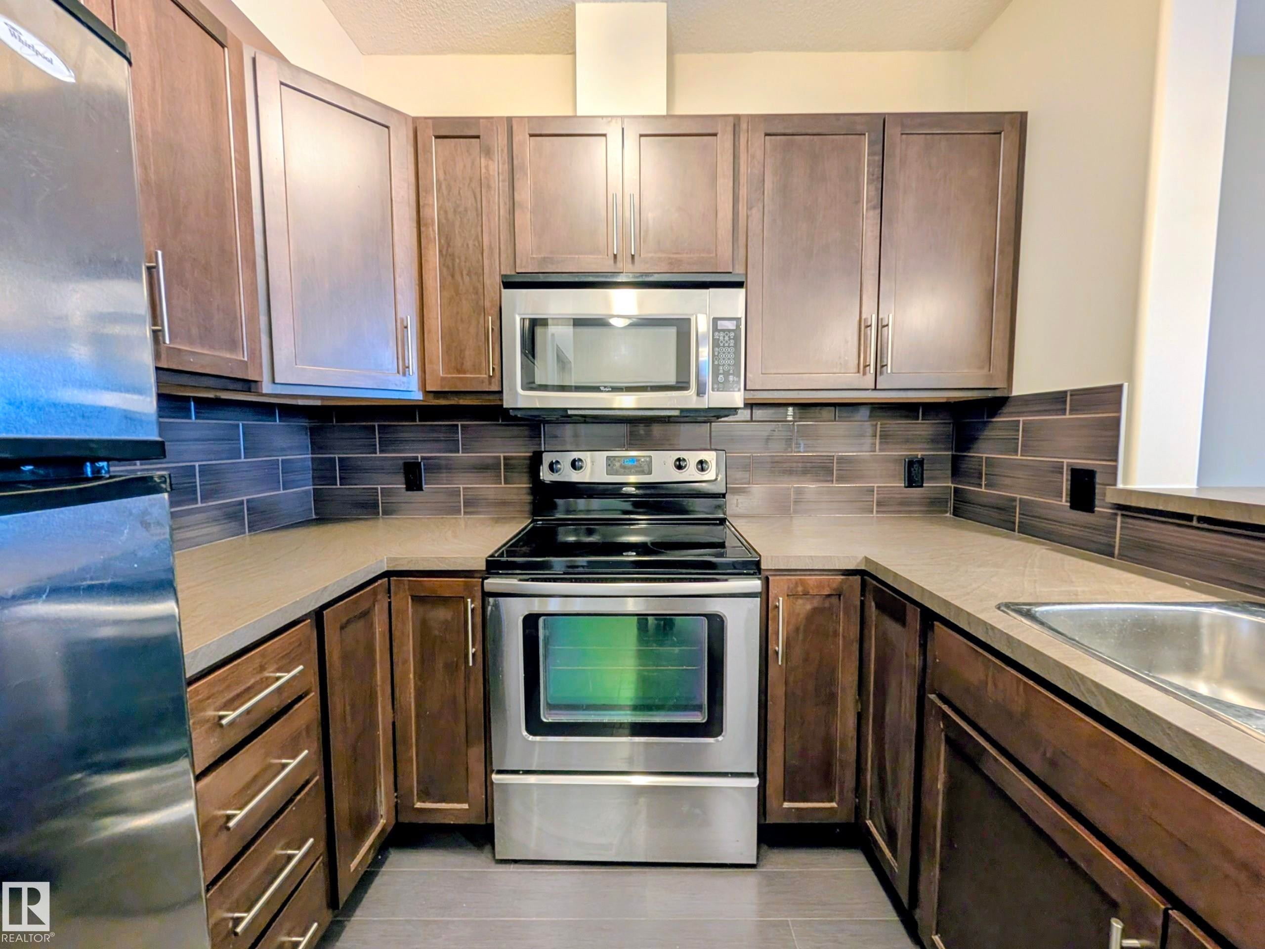 435 308 Ambleside Link Link, Edmonton, AB - Indoor Photo Showing Kitchen
