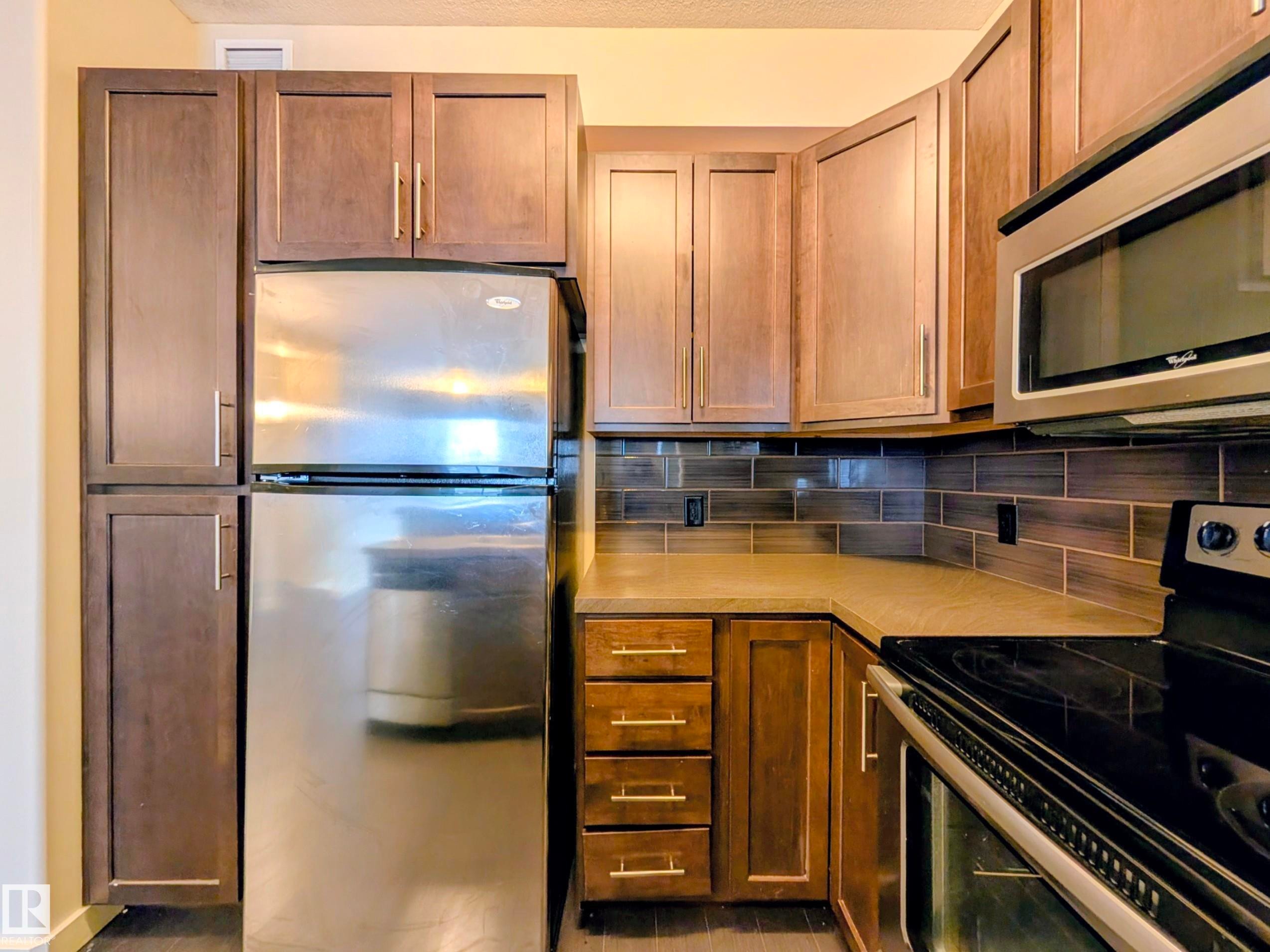435 308 Ambleside Link Link, Edmonton, AB - Indoor Photo Showing Kitchen