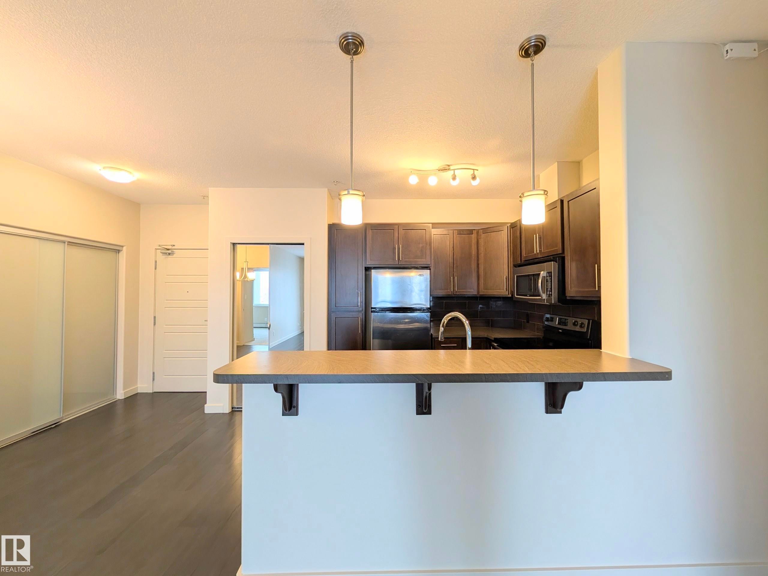 435 308 Ambleside Link Link, Edmonton, AB - Indoor Photo Showing Kitchen