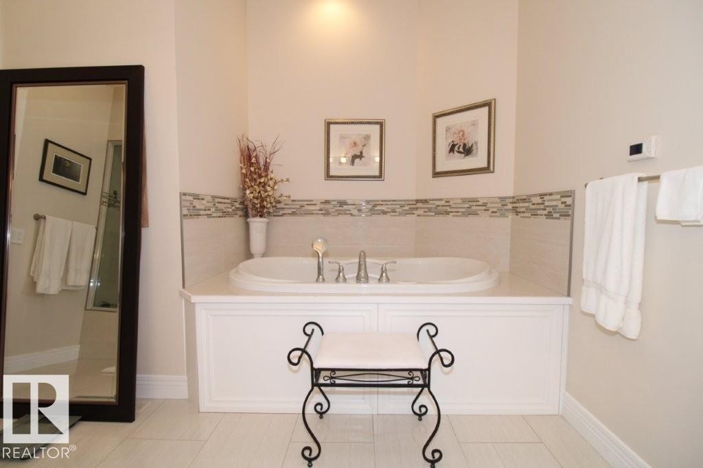 176 Ambleside Drive, Edmonton, AB - Indoor Photo Showing Bathroom