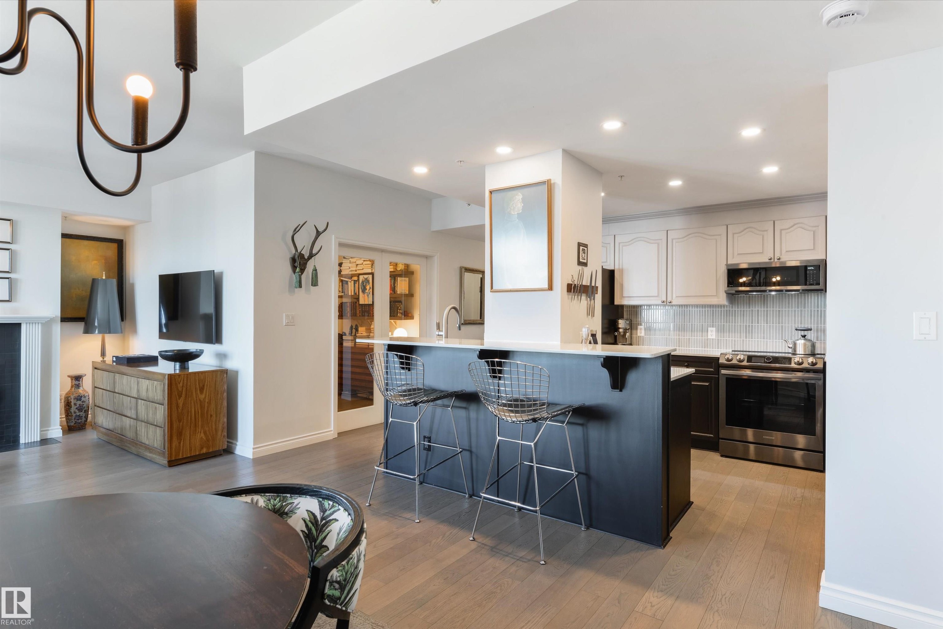 1107 9020 Jasper Avenue, Edmonton, AB - Indoor Photo Showing Kitchen With Upgraded Kitchen