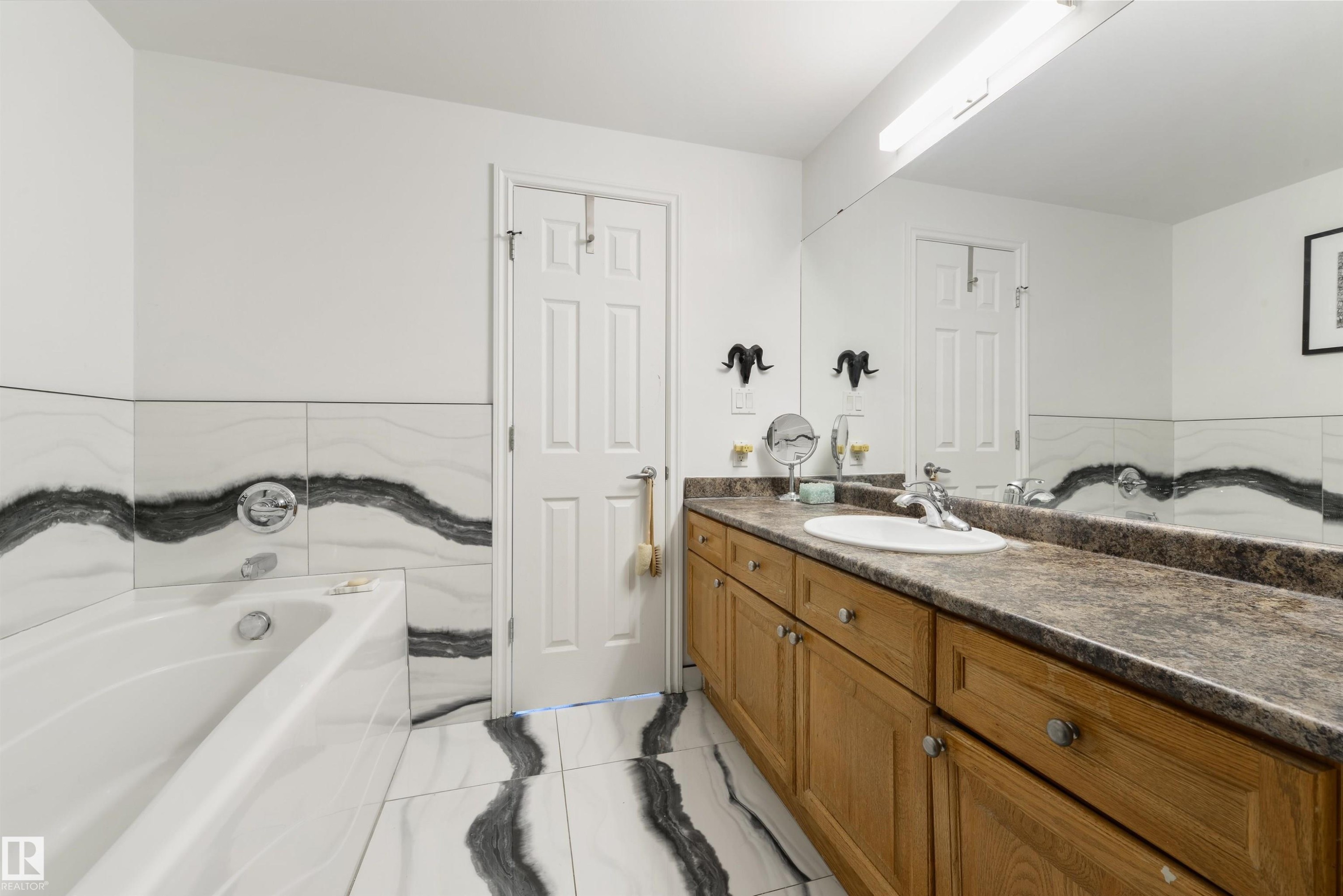 1107 9020 Jasper Avenue, Edmonton, AB - Indoor Photo Showing Bathroom