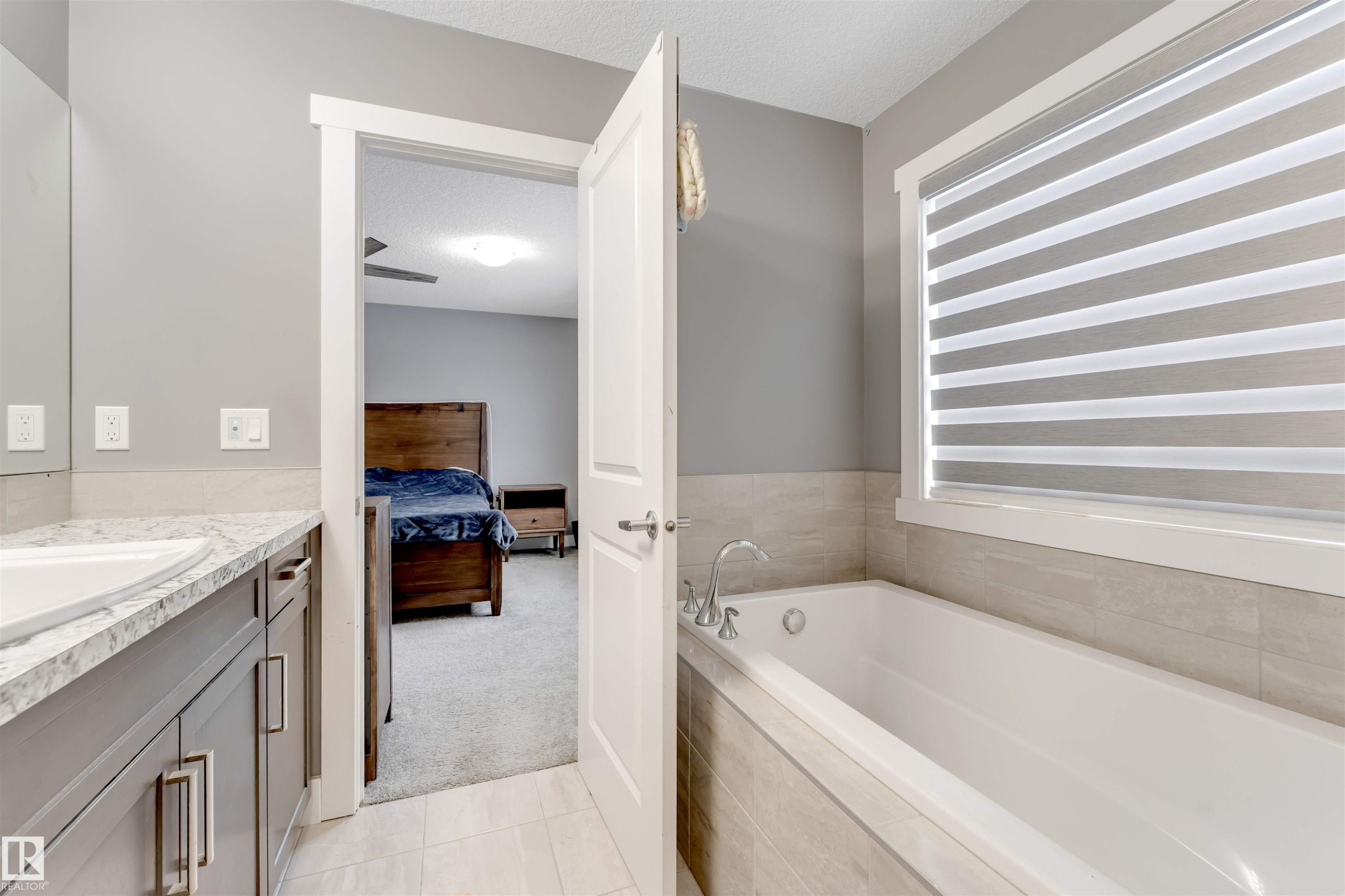 2987 Chokecherry Common, Edmonton, AB - Indoor Photo Showing Bathroom