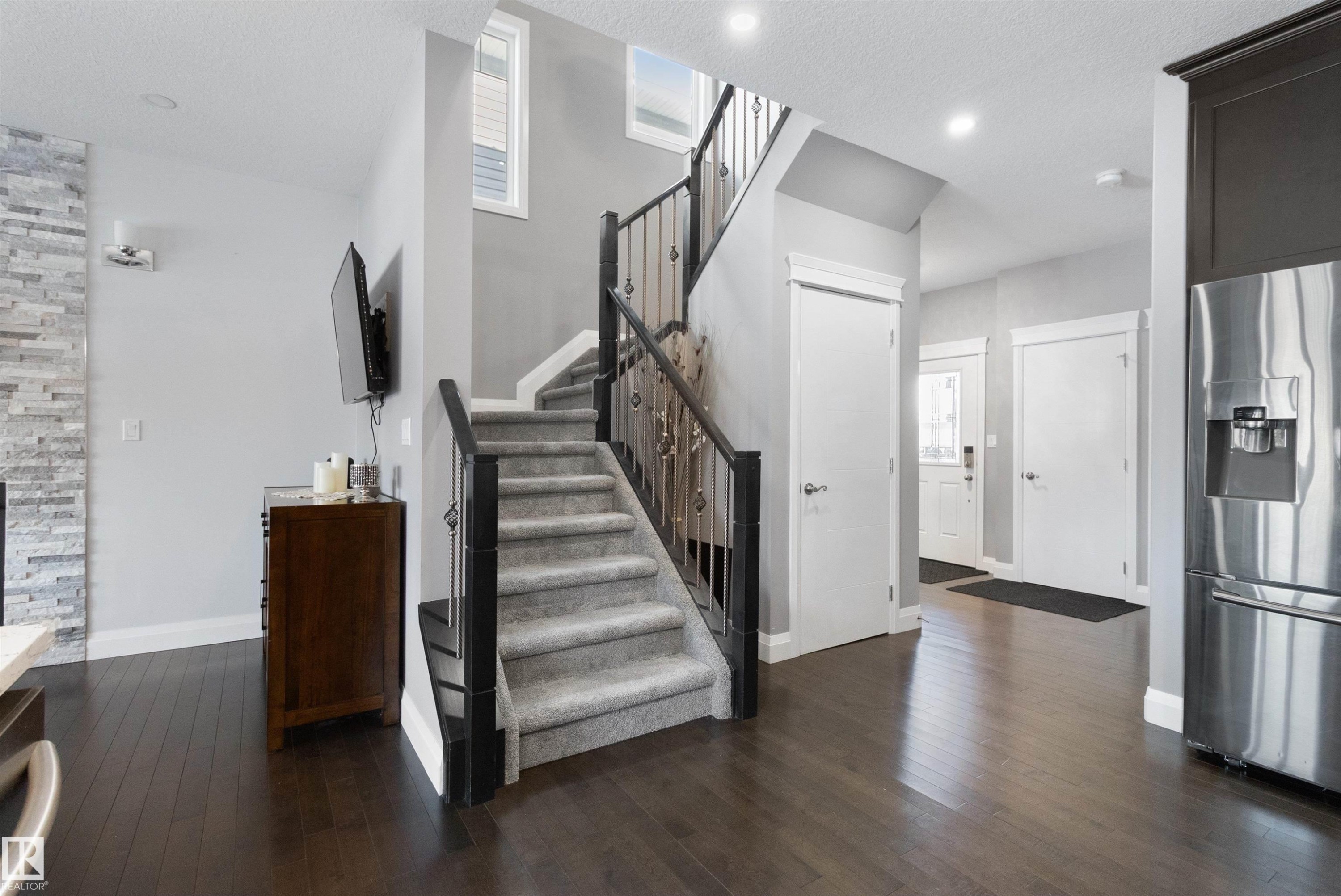 Stairway featuring hardwood / wood-style floors and a textured ceiling - 56 Durrand Bend, Fort Saskatchewan, AB - Indoor Photo Showing Other Room