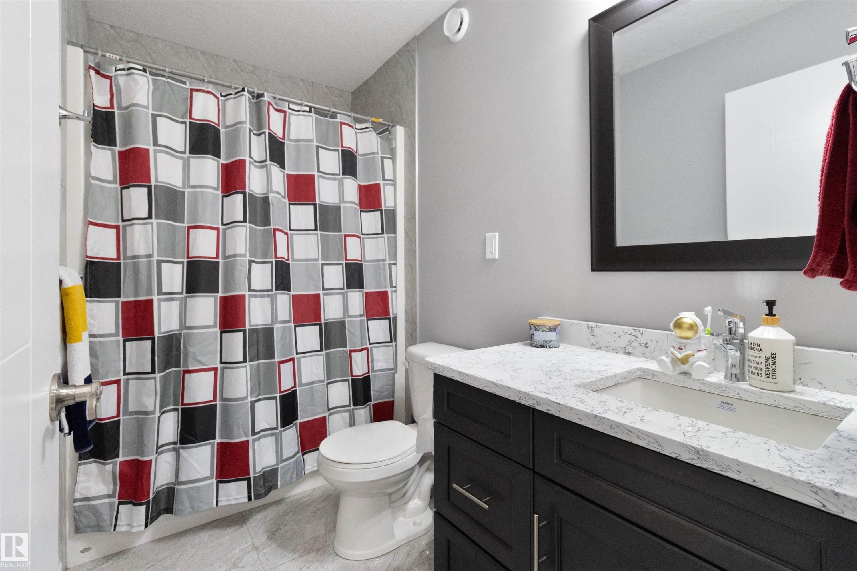 Full bathroom featuring vanity, curtained shower, and a textured ceiling - 56 Durrand Bend, Fort Saskatchewan, AB - Indoor Photo Showing Bathroom