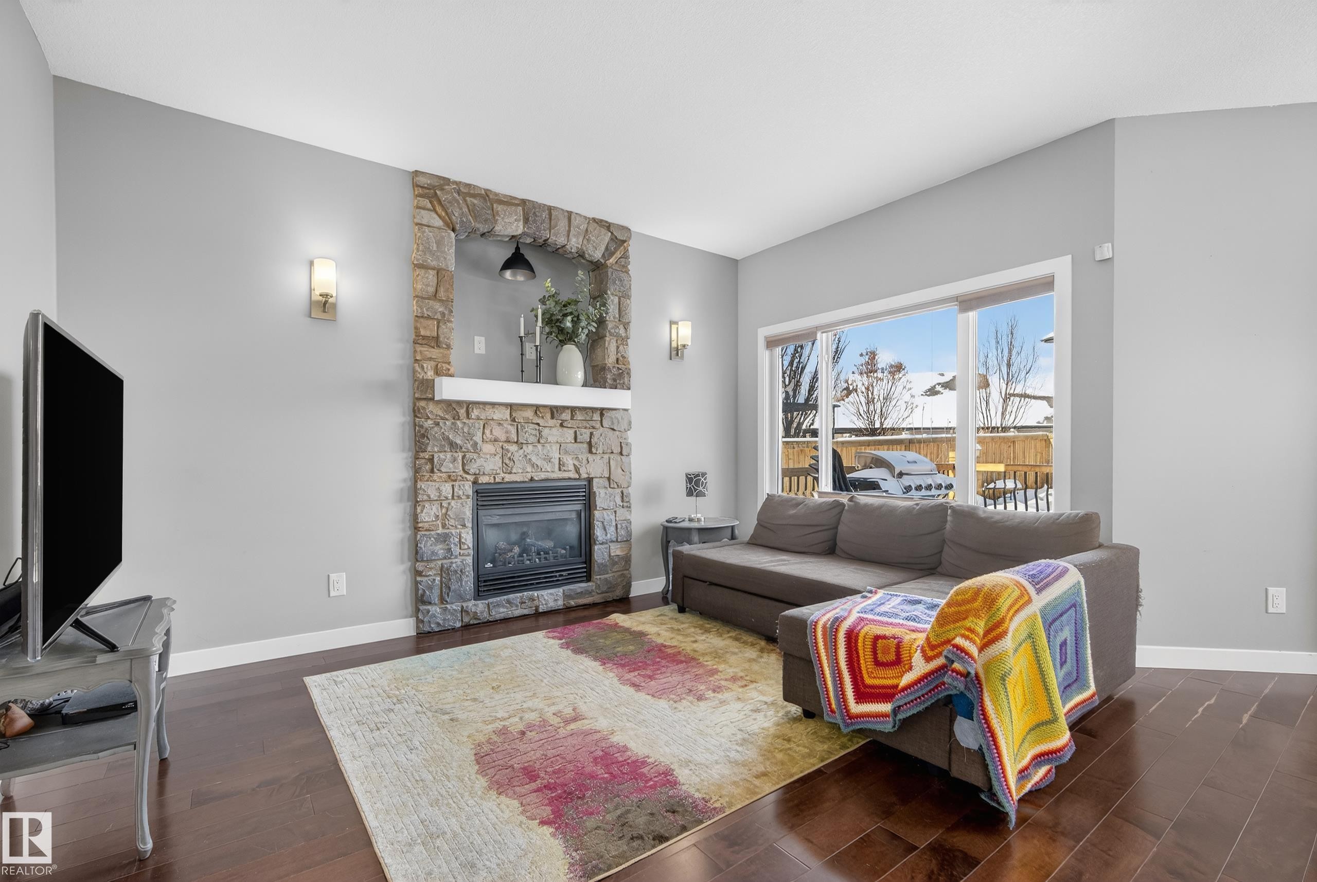 90 Hilldowns Drive, Spruce Grove, AB - Indoor Photo Showing Living Room With Fireplace