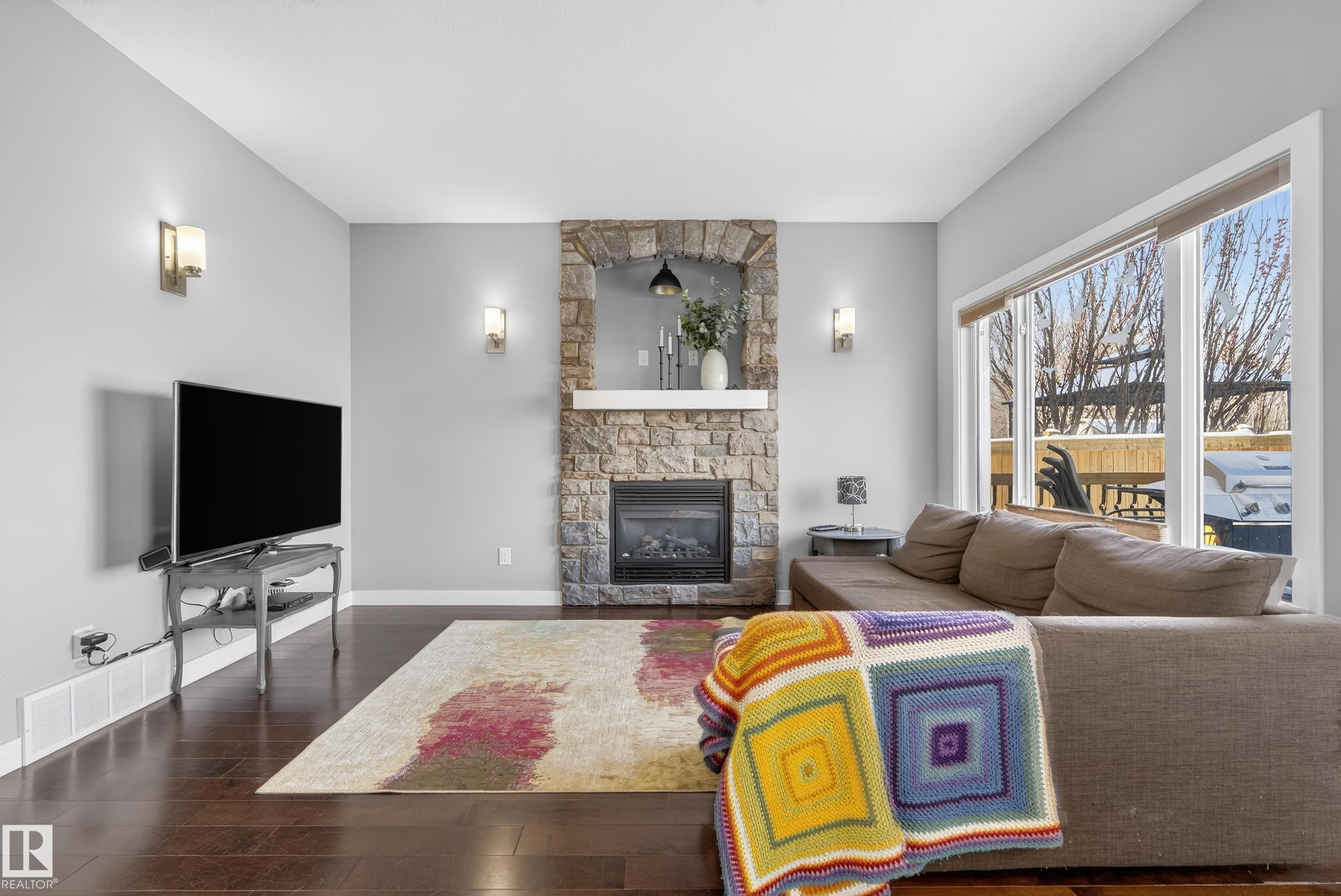 90 Hilldowns Drive, Spruce Grove, AB - Indoor Photo Showing Living Room With Fireplace