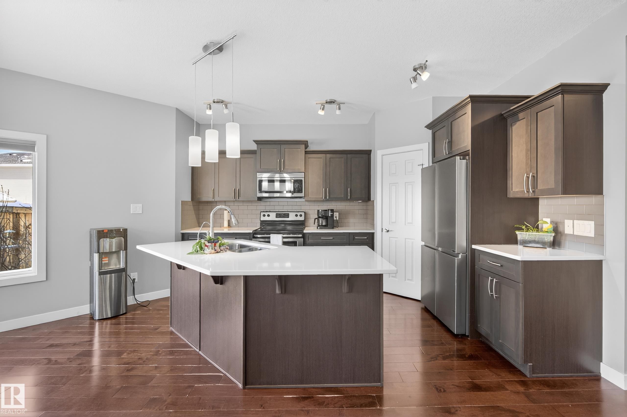 90 Hilldowns Drive, Spruce Grove, AB - Indoor Photo Showing Kitchen With Upgraded Kitchen