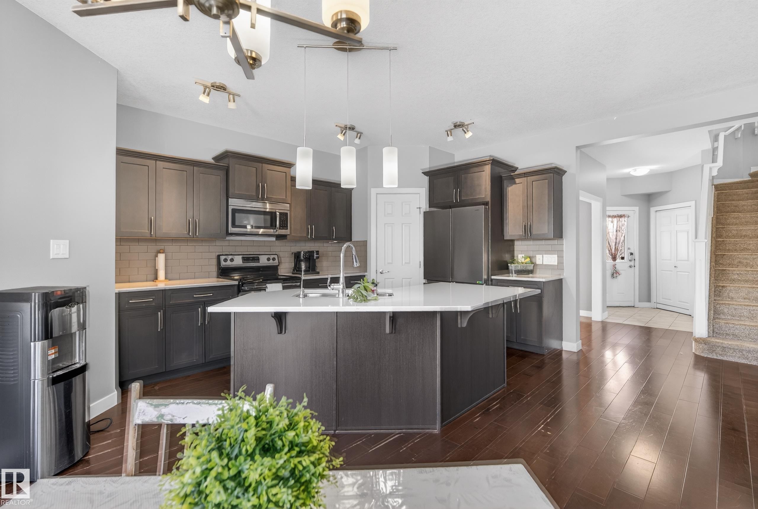 90 Hilldowns Drive, Spruce Grove, AB - Indoor Photo Showing Kitchen With Upgraded Kitchen