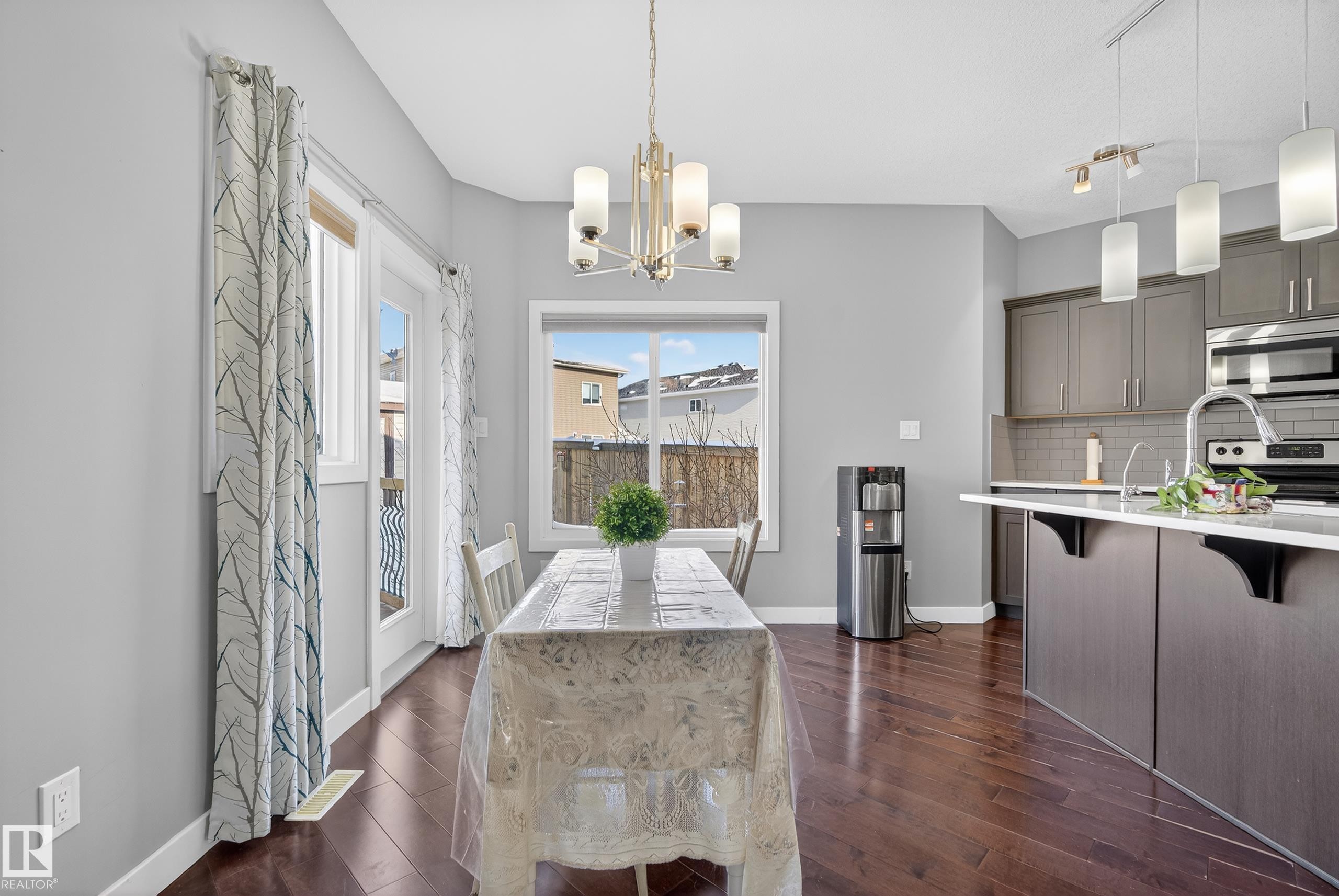 90 Hilldowns Drive, Spruce Grove, AB - Indoor Photo Showing Kitchen With Upgraded Kitchen