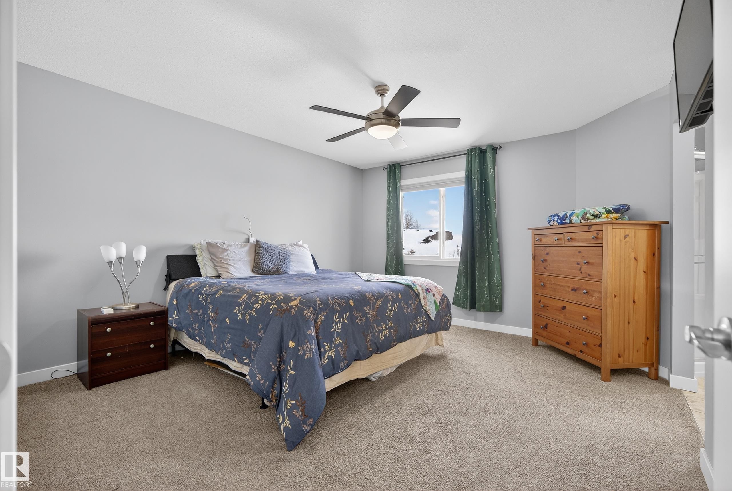 90 Hilldowns Drive, Spruce Grove, AB - Indoor Photo Showing Bedroom