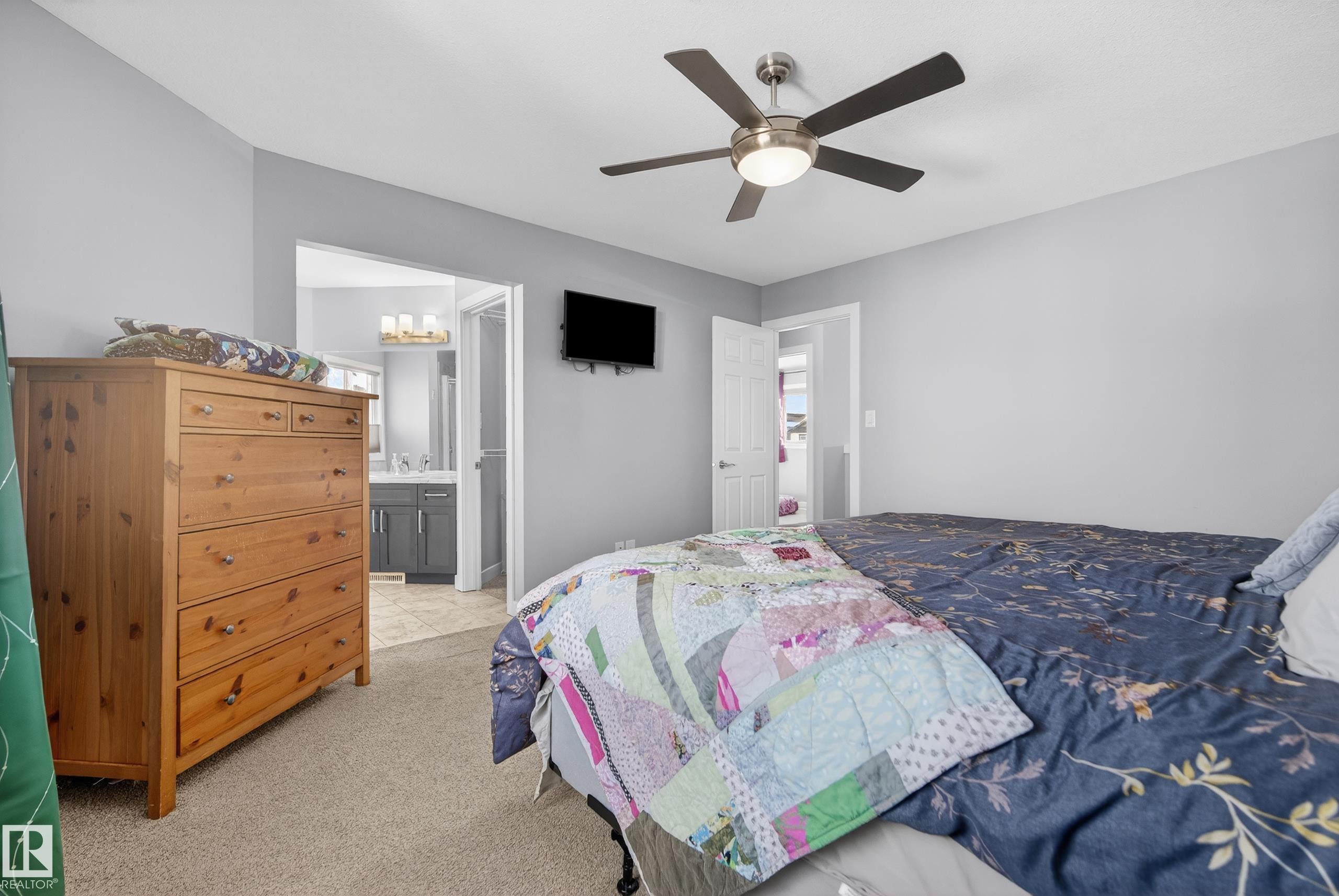 90 Hilldowns Drive, Spruce Grove, AB - Indoor Photo Showing Bedroom