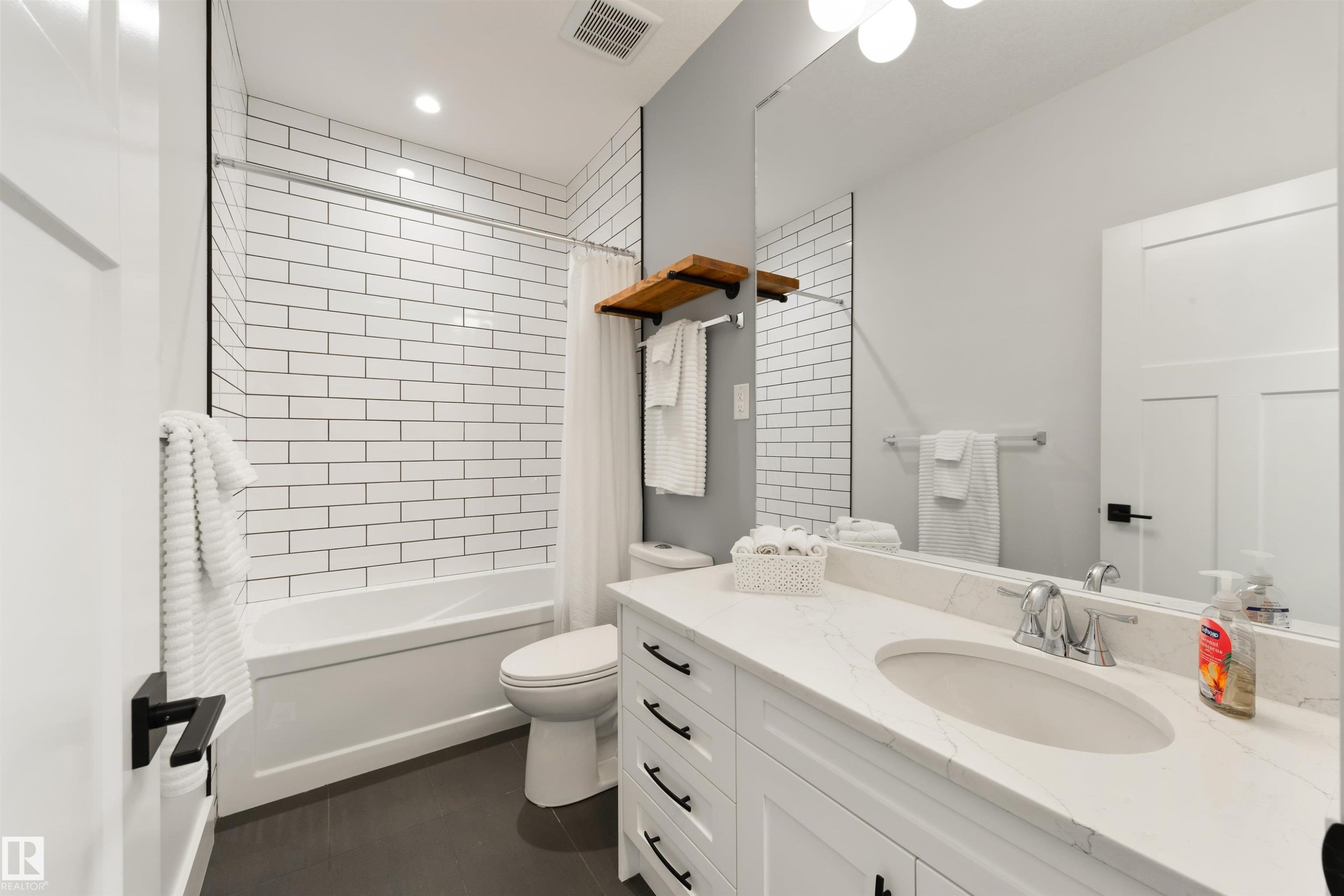14 2406 Twp Road 540, Rural Lac Ste. Anne County, AB - Indoor Photo Showing Bathroom