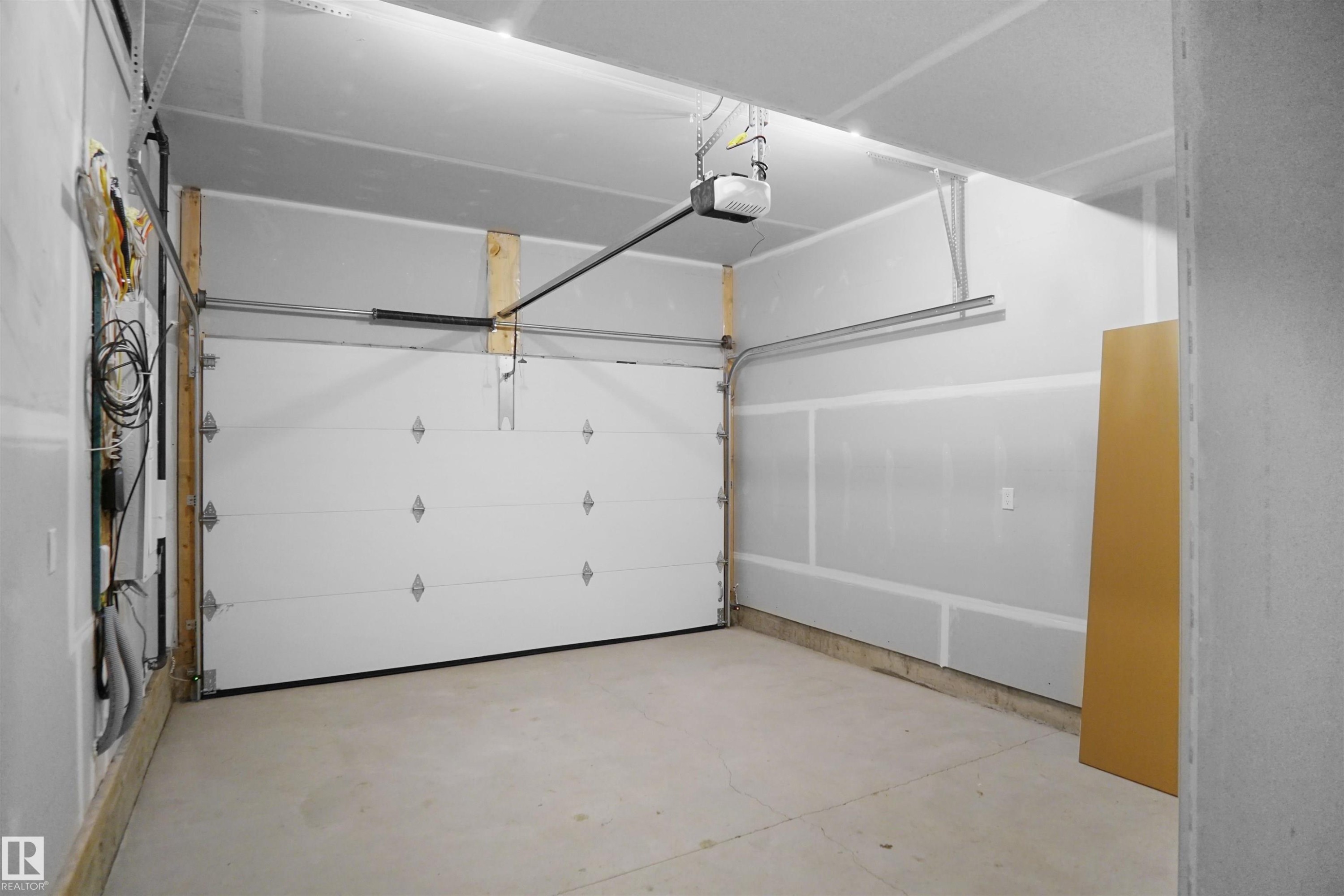 5141 River'S Edge Way, Edmonton, AB - Indoor Photo Showing Garage