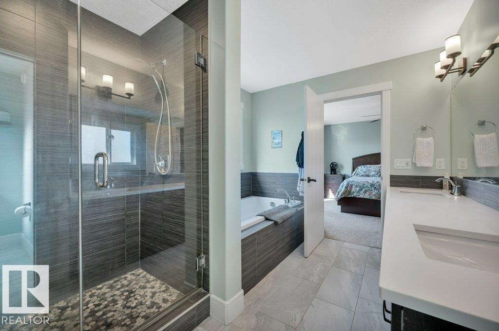 6123 19 Avenue, Edmonton, AB - Indoor Photo Showing Bathroom