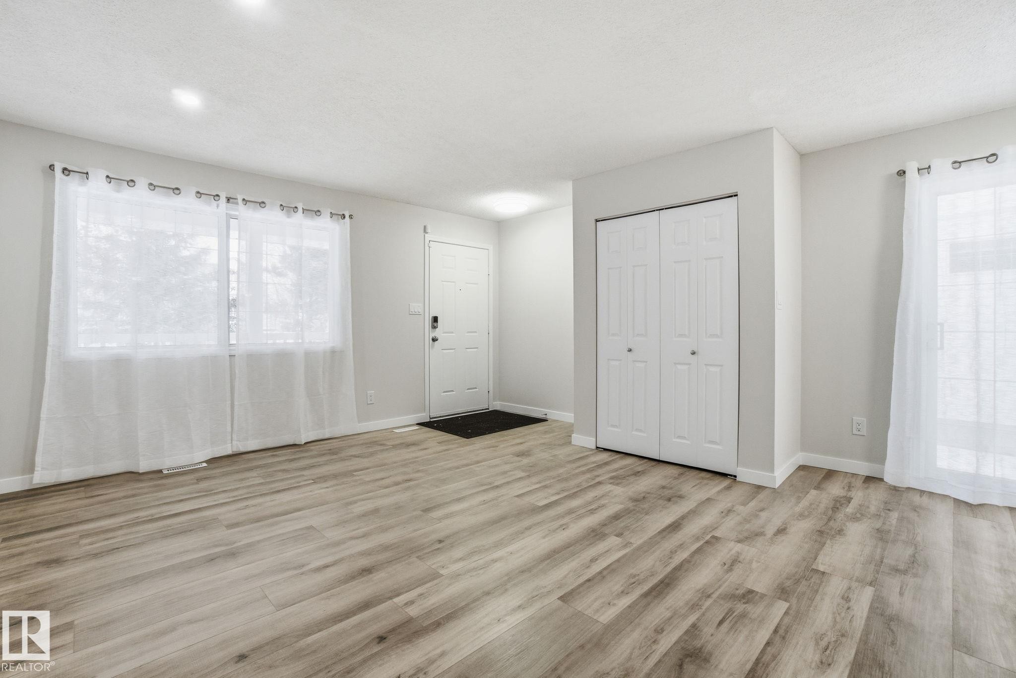 4035 38 Street, Edmonton, AB - Indoor Photo Showing Other Room