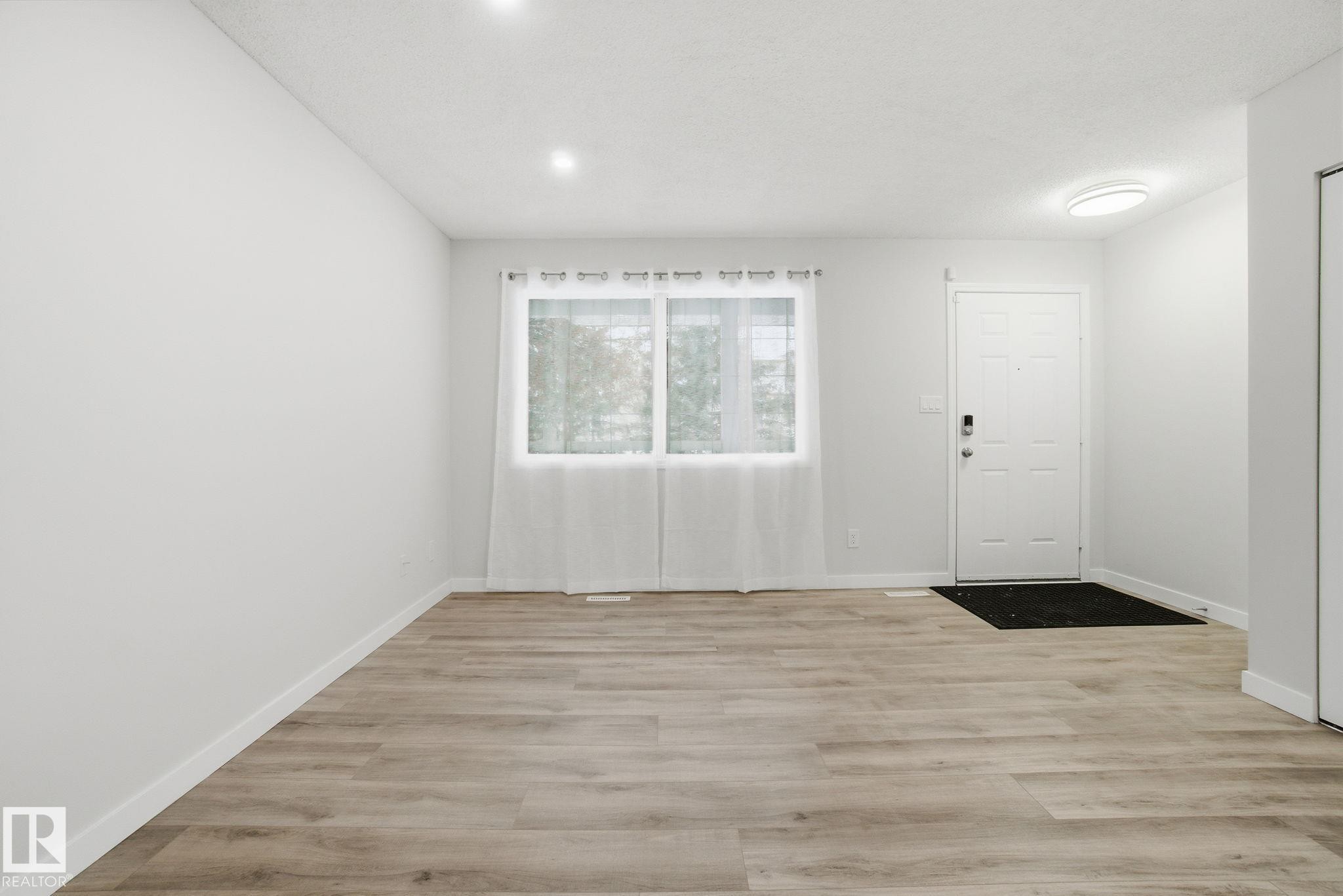 4035 38 Street, Edmonton, AB - Indoor Photo Showing Other Room