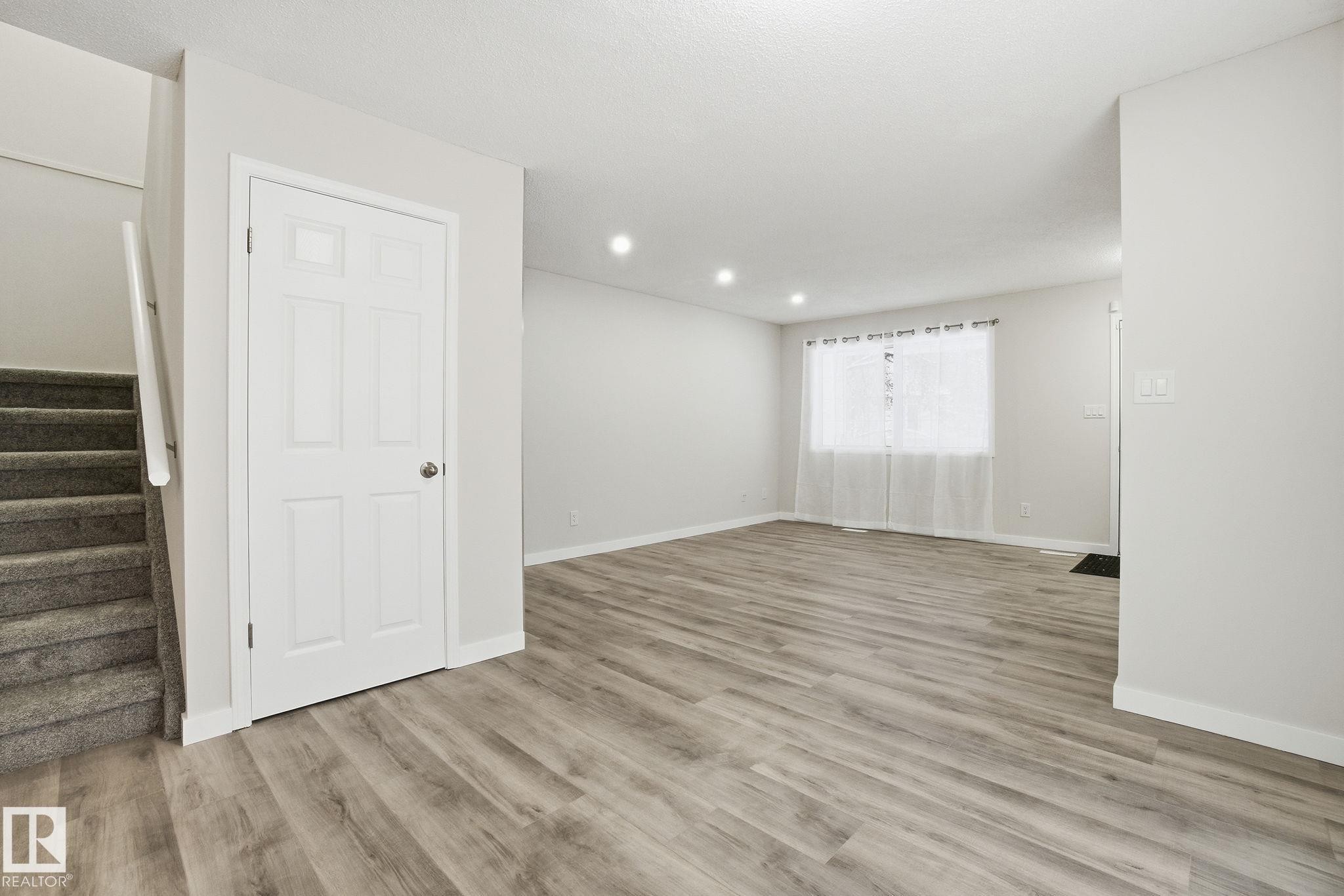 4035 38 Street, Edmonton, AB - Indoor Photo Showing Other Room