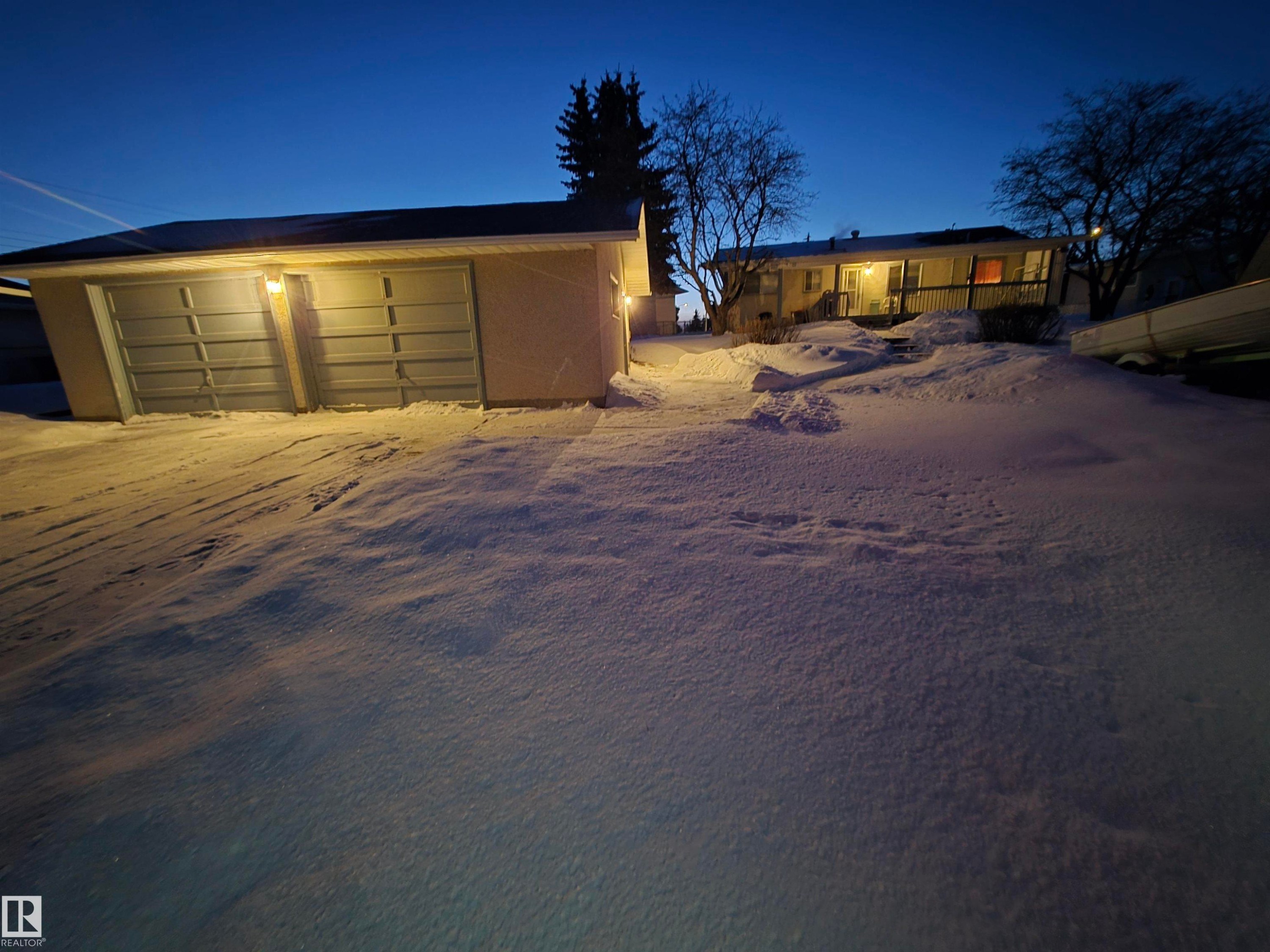 View of front facade with an outbuilding - 4400 45 Avenue, Stony Plain, AB - Outdoor